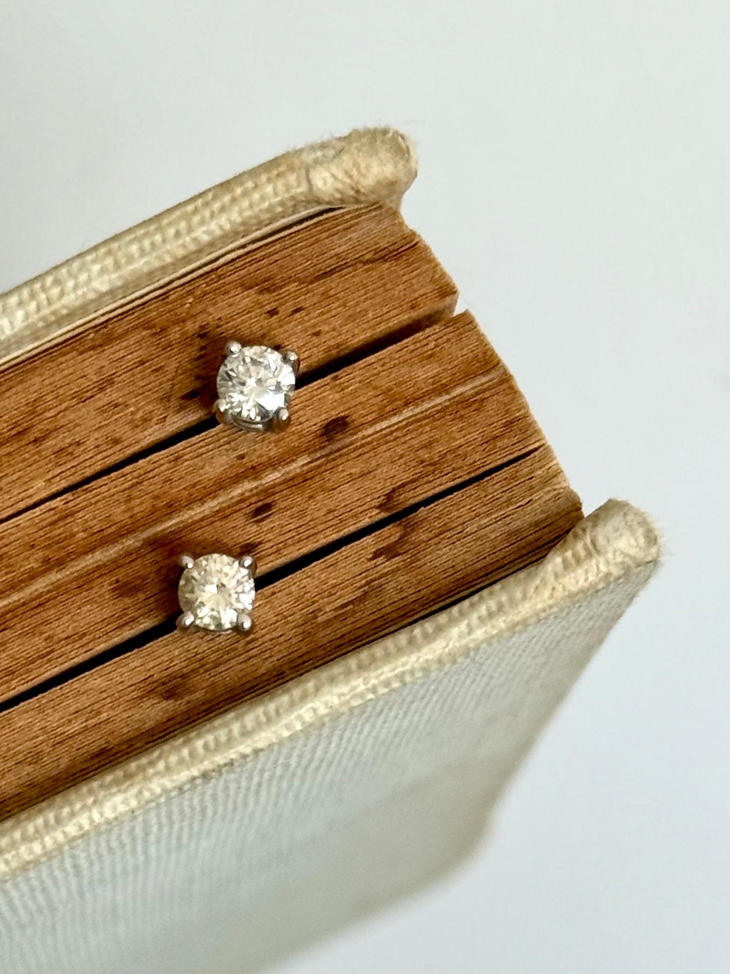 .0.50ct .18ct white gold diamond solitaire classic luxury post stud earrings