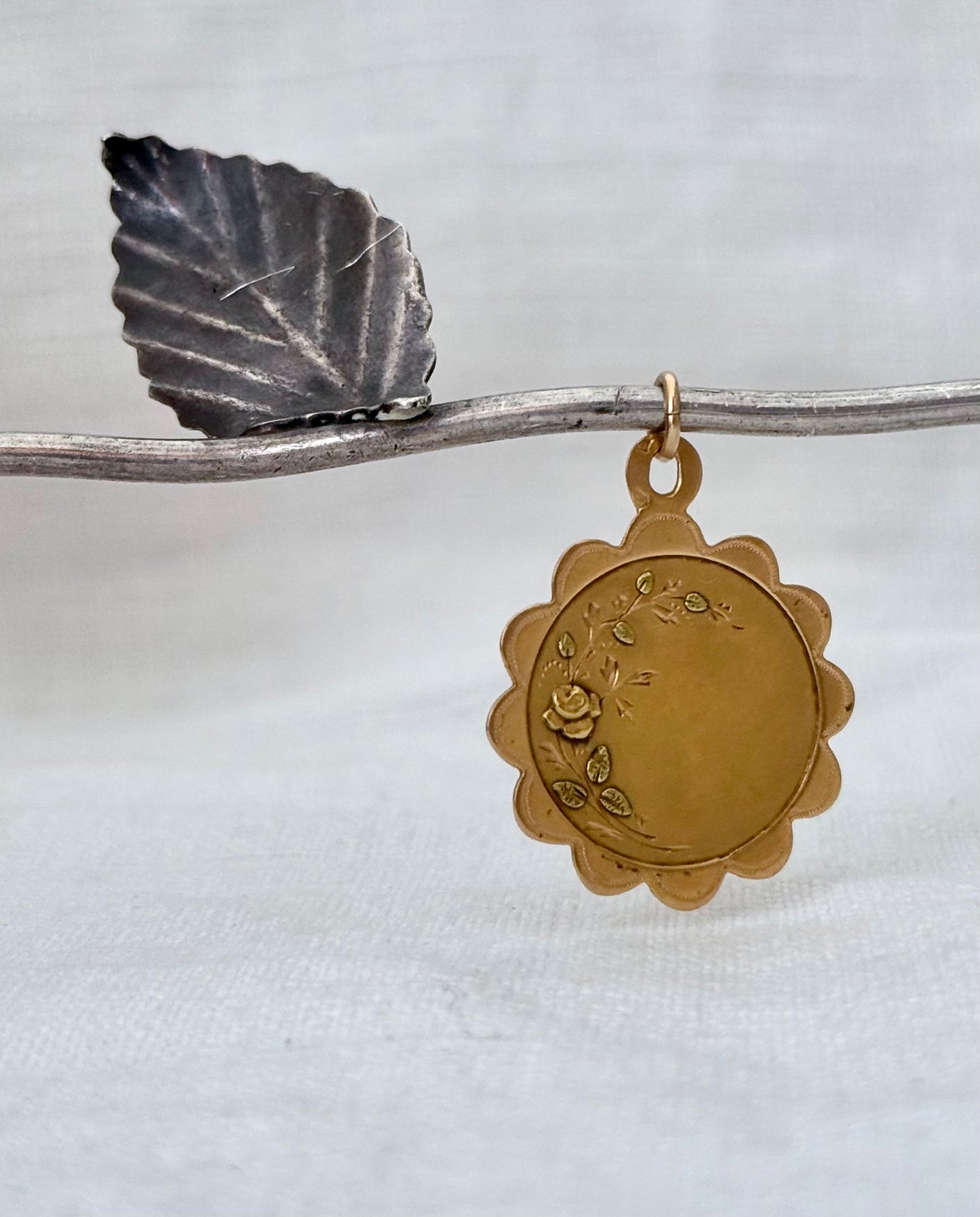 .18ct .1900s antique French Eagle head 18ct yellow gold green gold romantic scallop border Rose decal pendant