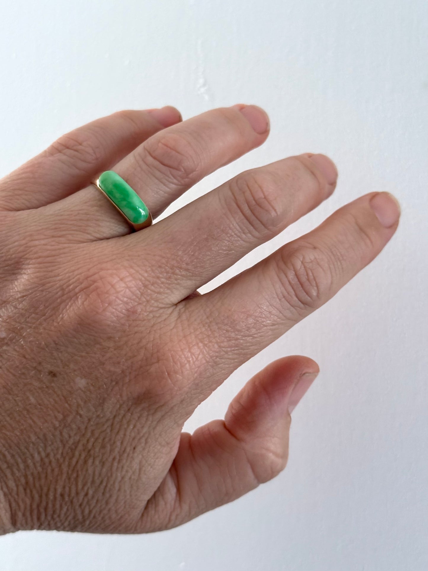 .14k .585 1970s yellow gold and Natural Jade modernist Estate saddle ring