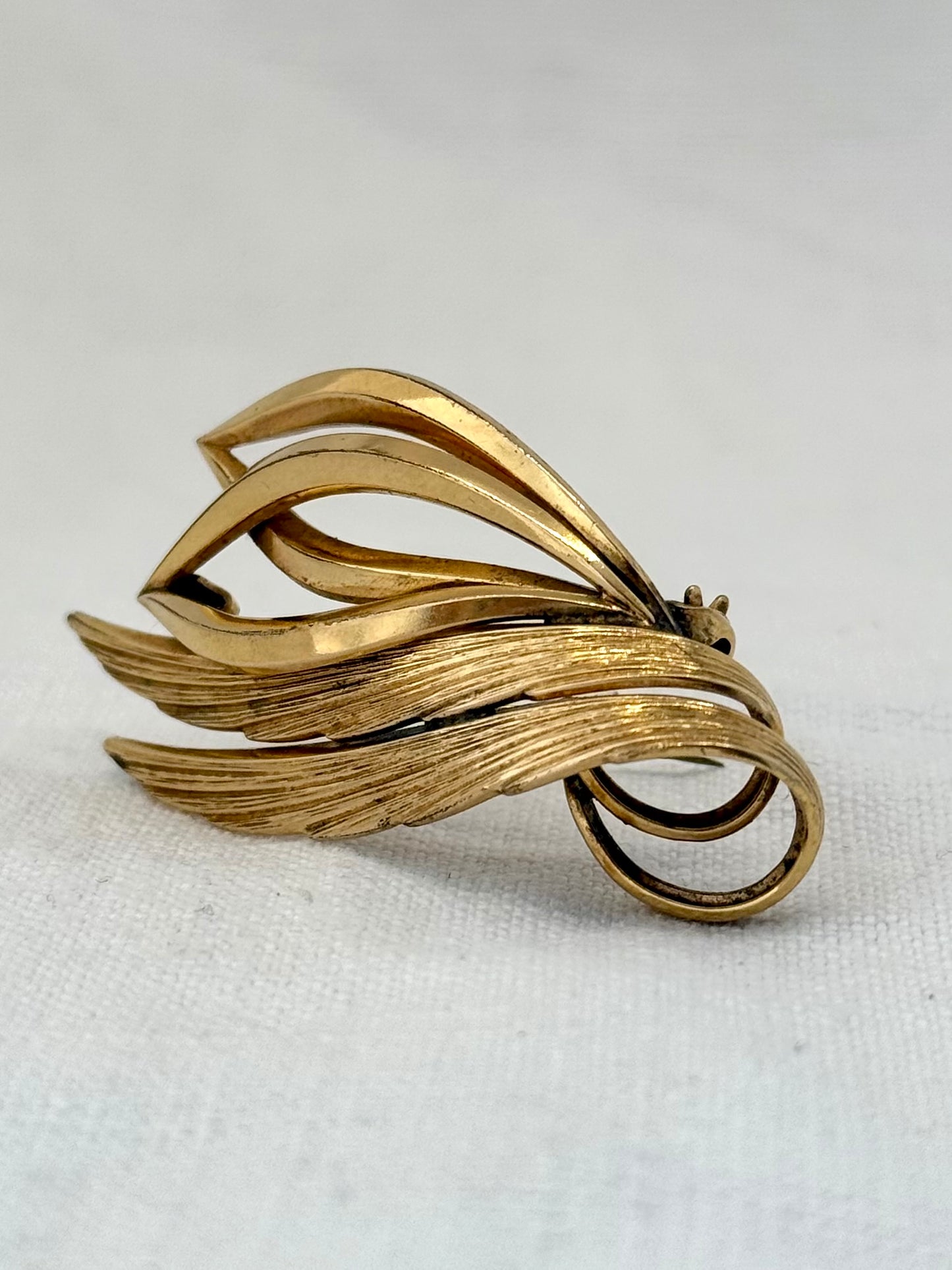 .1950s era German rolled gold vintage Mid Century Modern gold leaf textured warm gold brooch pin