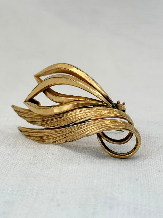 .1950s era German rolled gold vintage Mid Century Modern gold leaf textured warm gold brooch pin