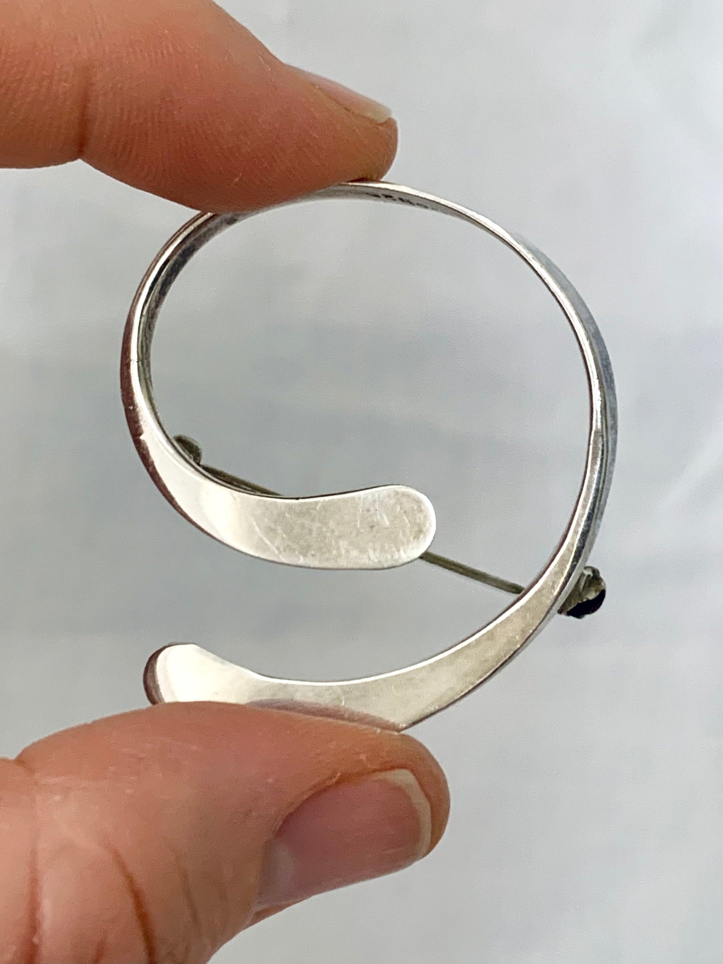 .925 1960s 1970s Mexican Taxco artisan designer sterling silver figural swirl modern form silver minimalist accent brooch