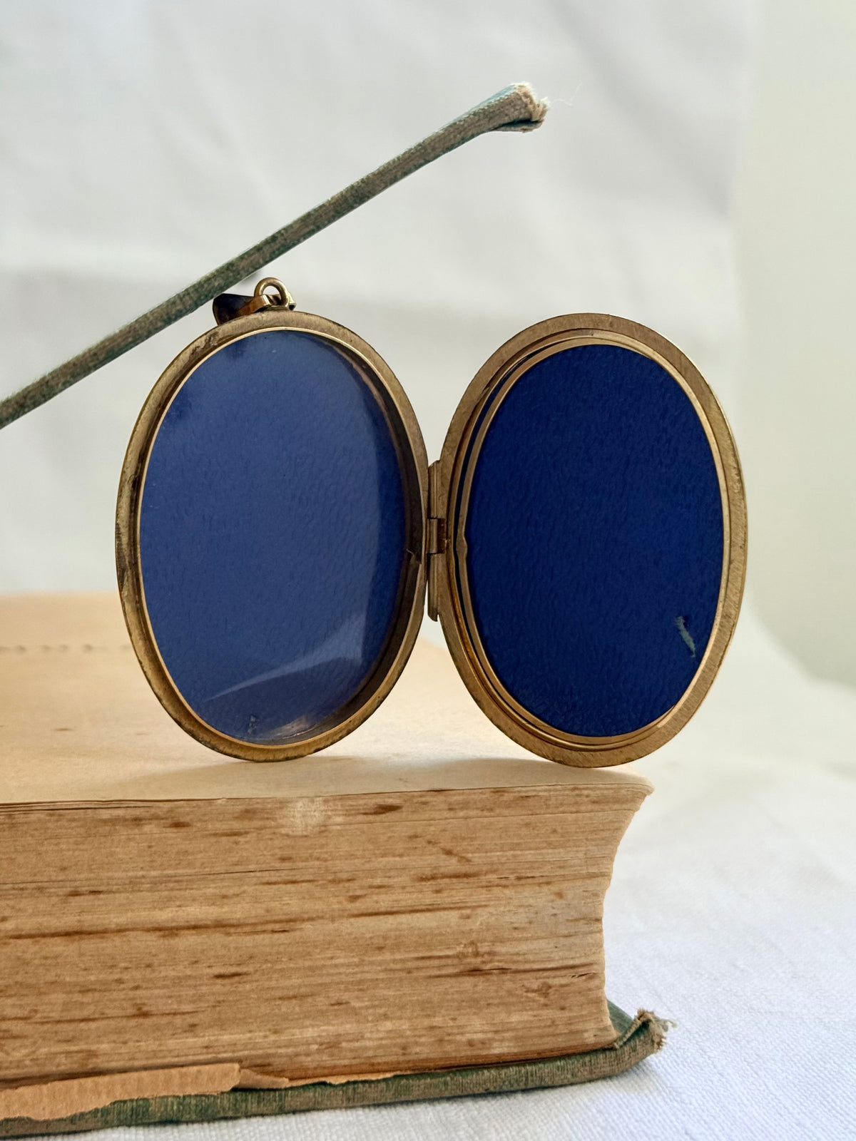.1960s .1970s .375 .9ct gold Oversized Oval metal core photo locket pendant