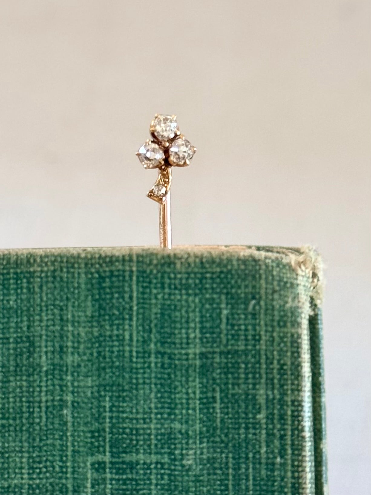.14ct .1900s .1910s .3 leaf clover .4 diamond antique treasured hope faith love gold lapel stick pin