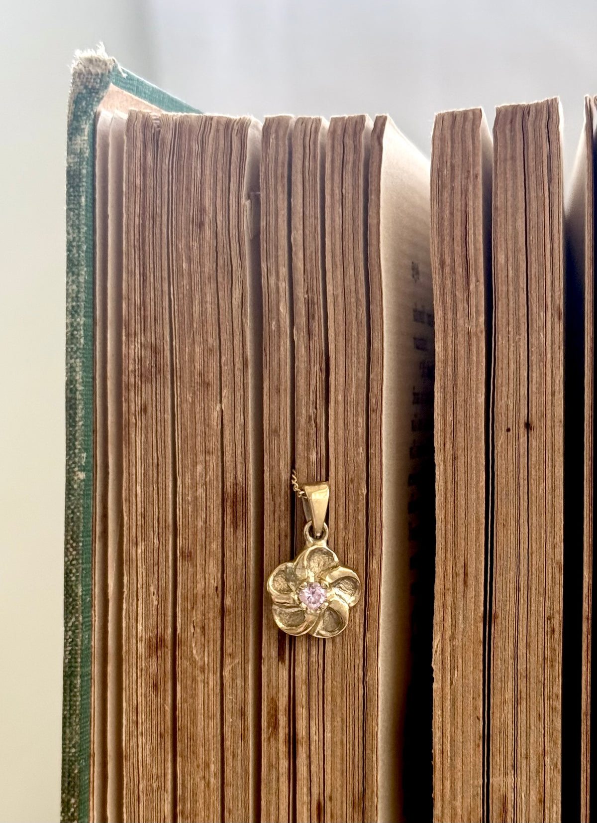 .1970s .375 .9ct gold blossom flower luxury pink stone floral gold pendant on modernist yellow gold chain necklace