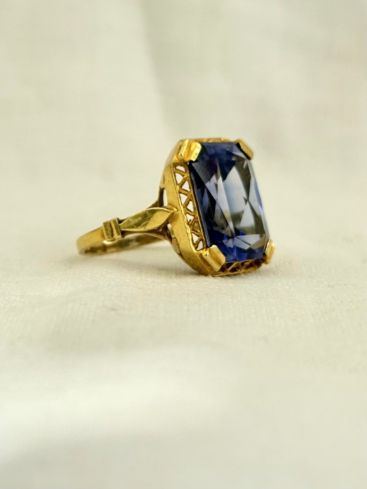 .18ct .1920s .1930s luxurious .750ct sapphire blue Corundum gemstone high carat gold large cocktail dress ring