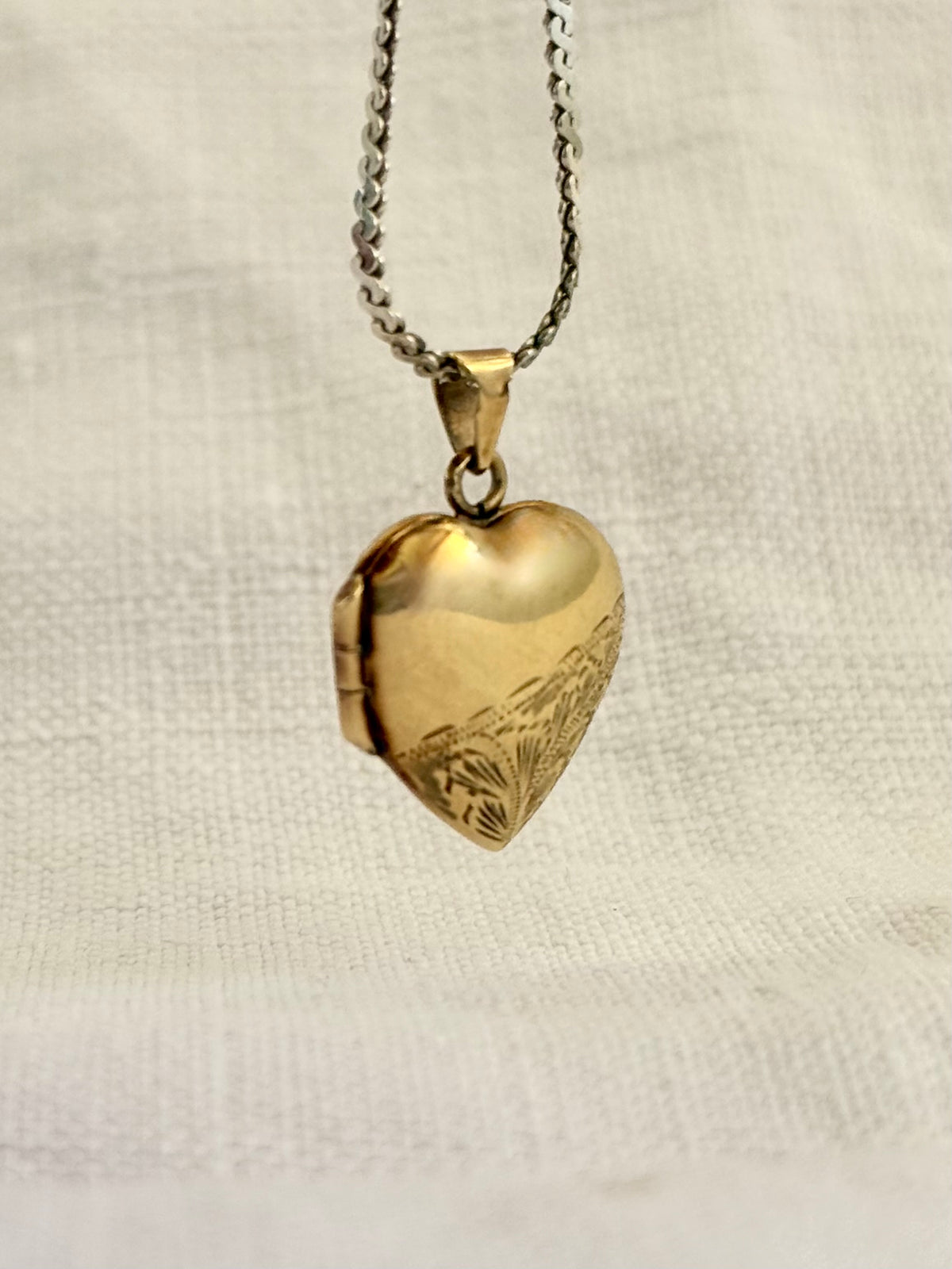 .1970s .1980s .375 .9ct gold romantic heart locket pendant
