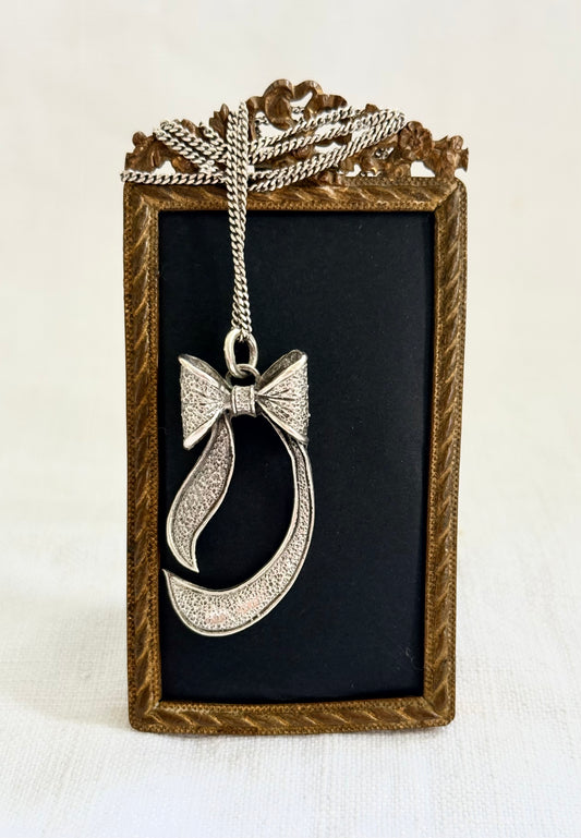 .1950s .47cm long .925 Bow Ribbon romantic Italian made sterling silver pendant on 47cm silver chain