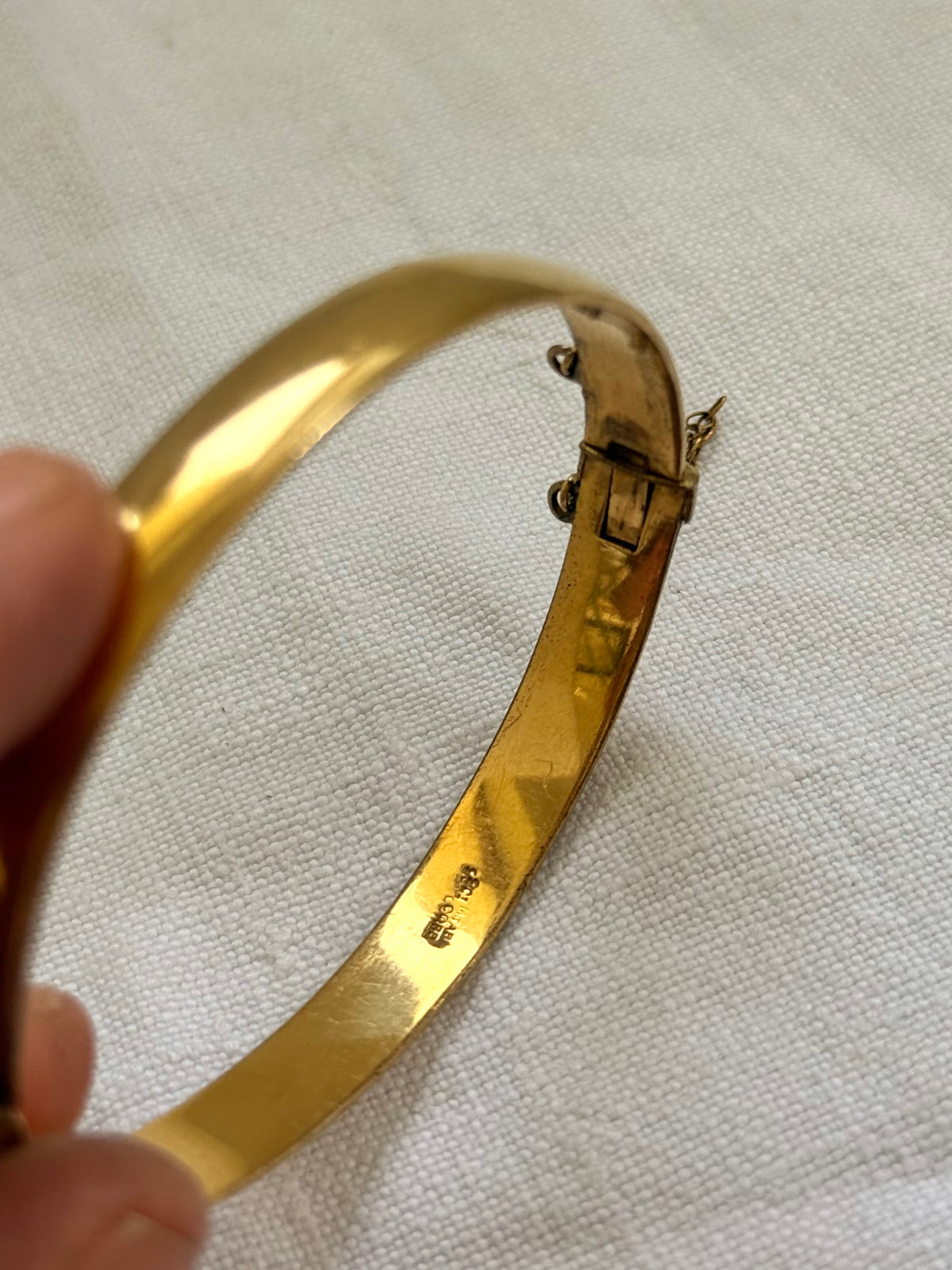 .1970s .1980s .375 .9ct gold classic luxury metal core leaf scroll engraved 9ct gold clasp bangle