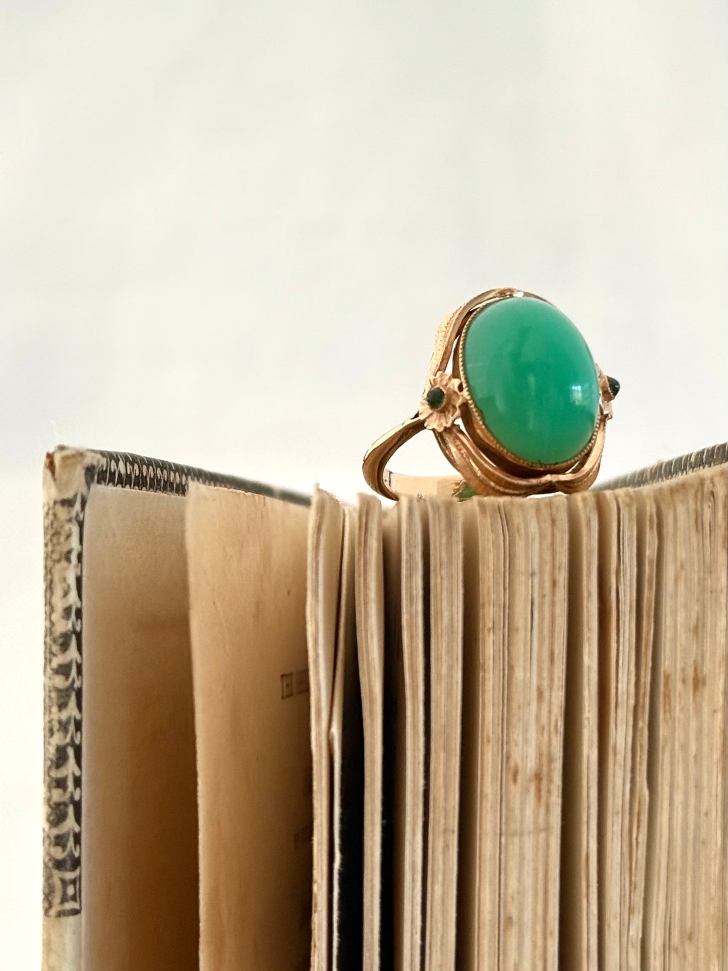 .14ct .1900s .1910s .585 gold antique Chrysoprase Peridot Arts & Crafts Aesthetic high carat gold dress ring