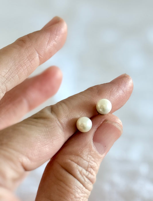 .375 .9ct gold Akoya white pearlescent pearl gold luxurious gold post stud earrings