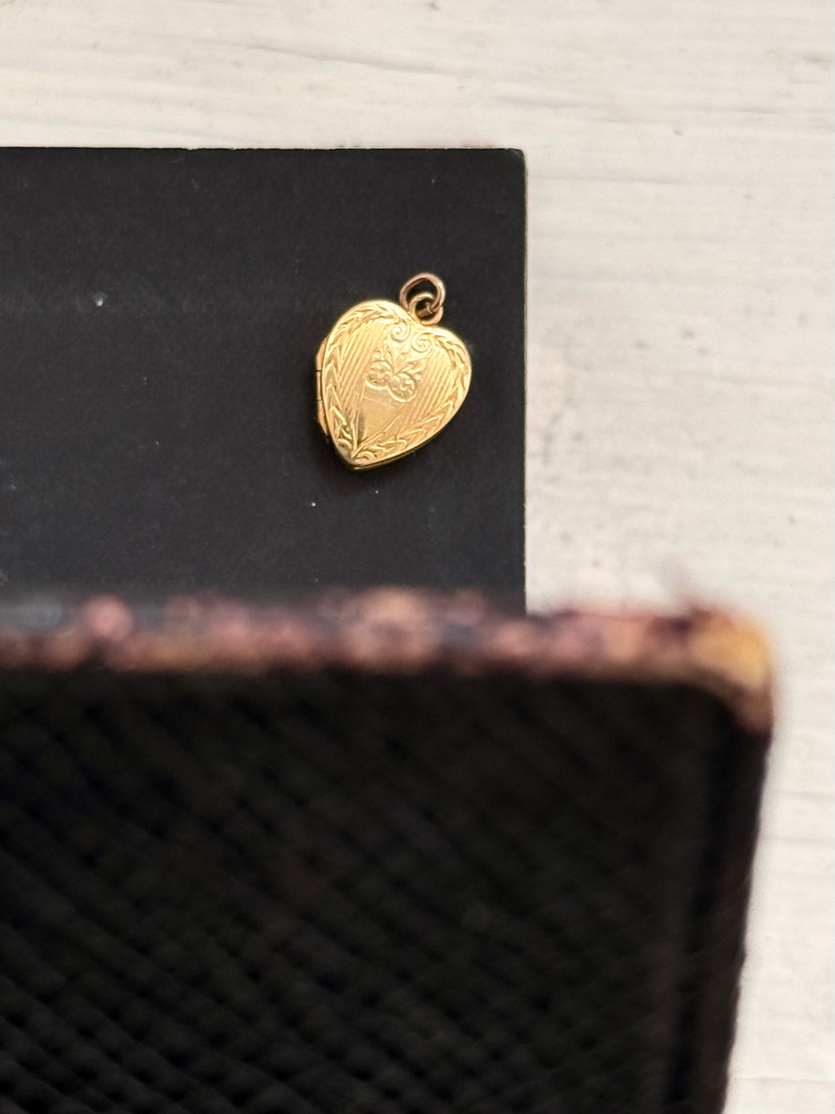 .10ct .1950s miniature gold romantic heart locket pendant