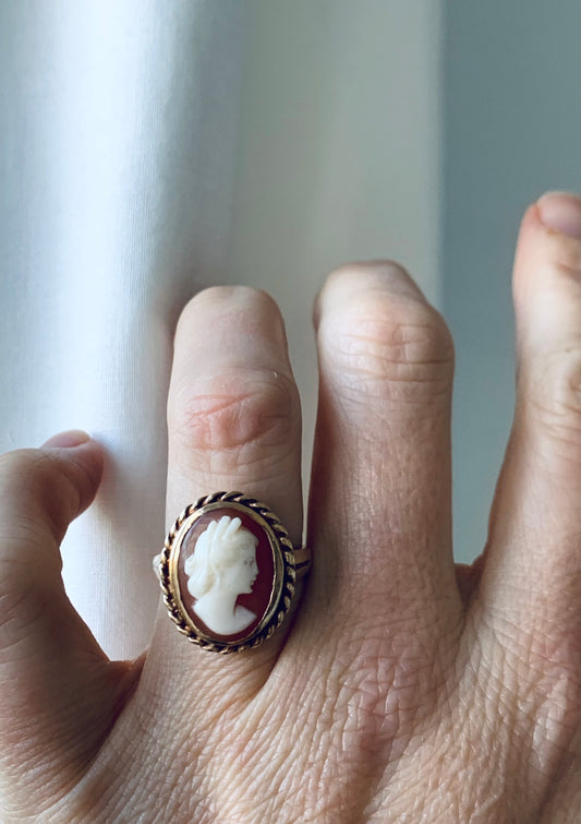 Cameo shell Classic 10ct gold beautiful cameo ring - hand carved well made vintage antique gold cameo shell estate find ring