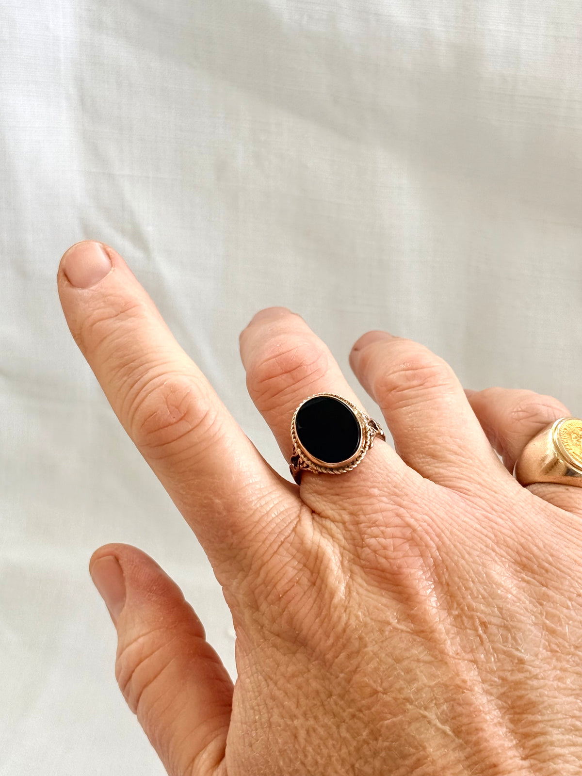 .1920s .1930s .375 .9ct late Art Deco solid gold and onyx gemstone classic Signet rose gold signet ring
