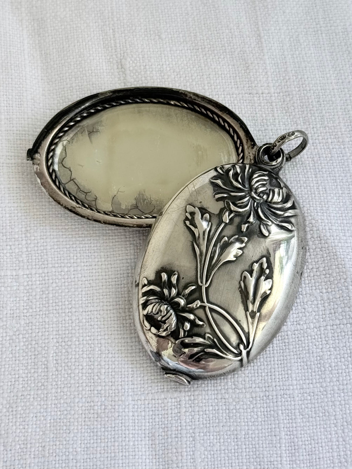 .1890 .1900 Art Nouveau .800 German Jugendstil magnificent Chrysanthemum flower mirror locket pendant