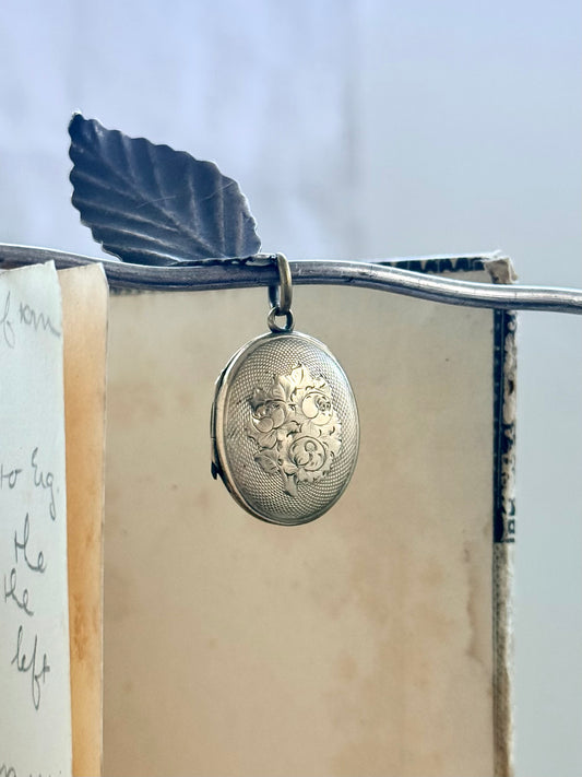 1900s .375 antique gold oval front and back Edwardian sweetheart floral engraved gold photo locket keepsake treasure