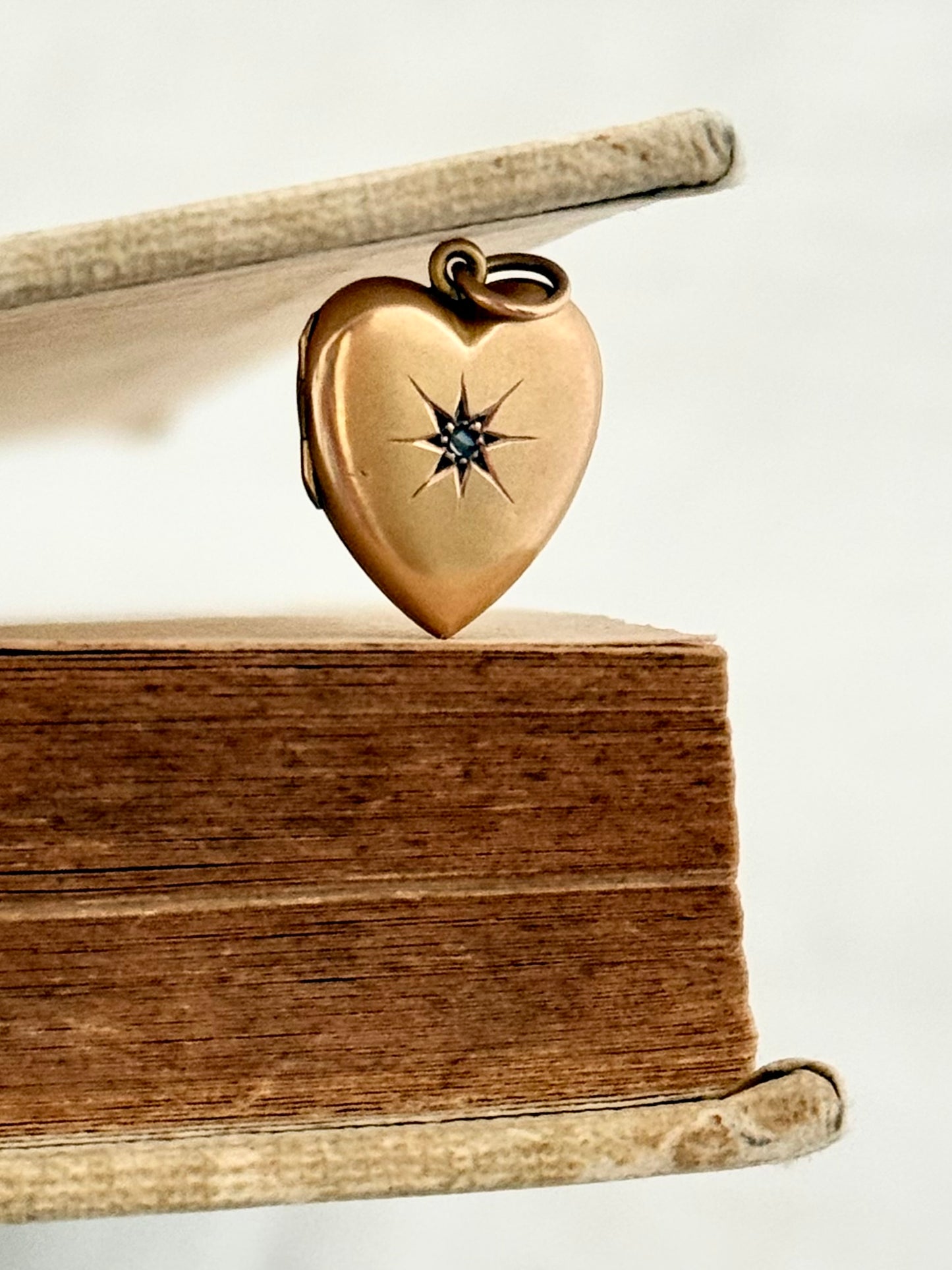 .1900s .9ct antique Art Nouveau diamond starburst desired Edwardian gold heart sweetheart locket
