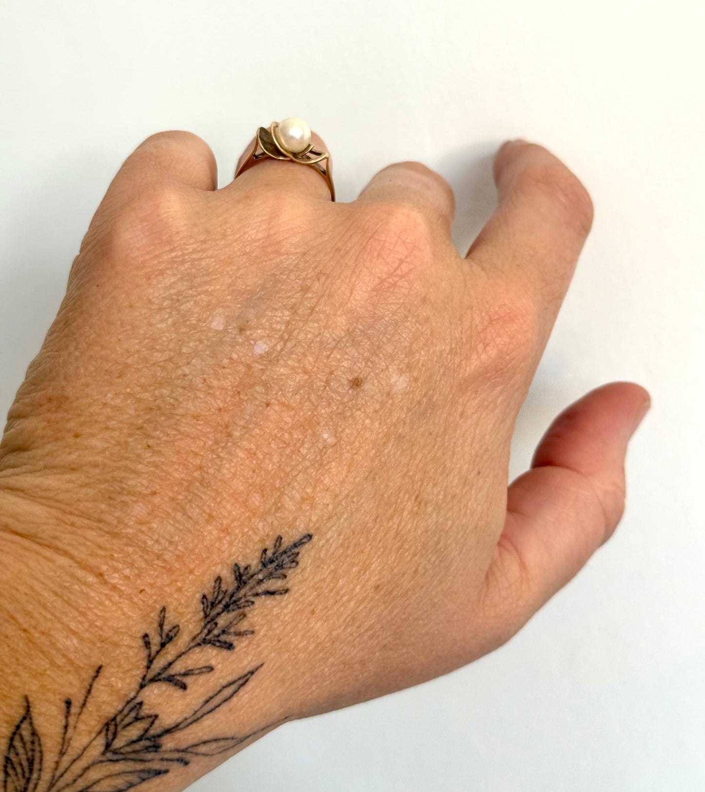 .1970s .375 .9ct Akoya white pearl Architectural free form yellow gold pearl cocktail ring dress ring