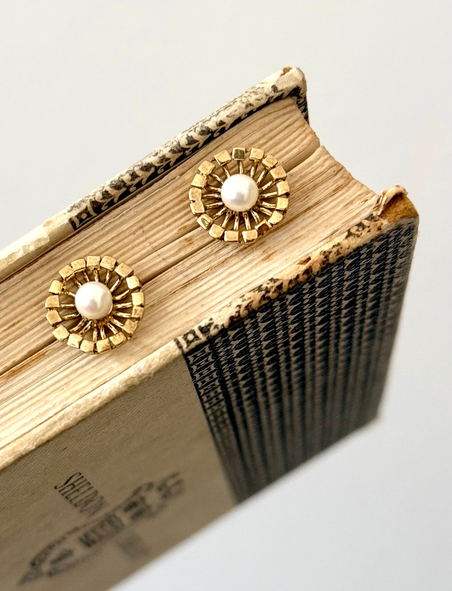 .1970s 9ct yellow gold starburst flower with crisp white pearl brutalist post stud push in earrings