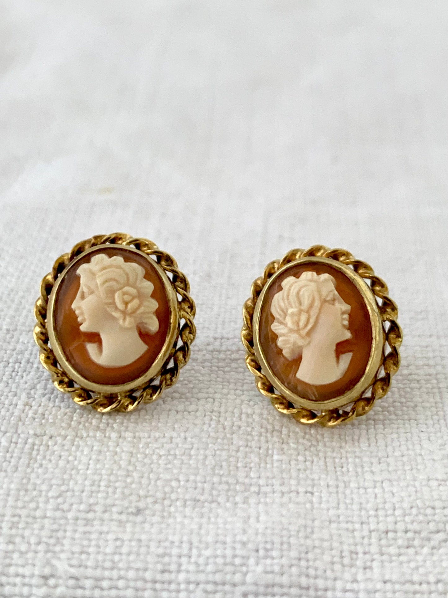 .585 14ct 1950s luxury luscious gold hand carved classic cameo dame estate find shell cameo high carat post stud gold earrings
