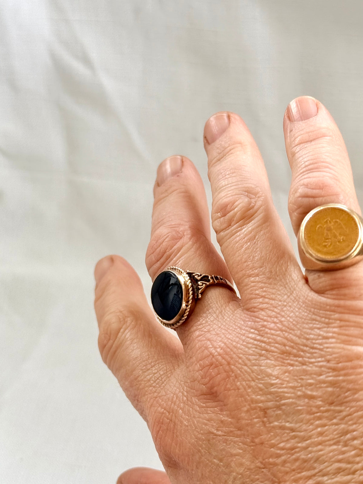 .1920s .1930s .375 .9ct late Art Deco solid gold and onyx gemstone classic Signet rose gold signet ring
