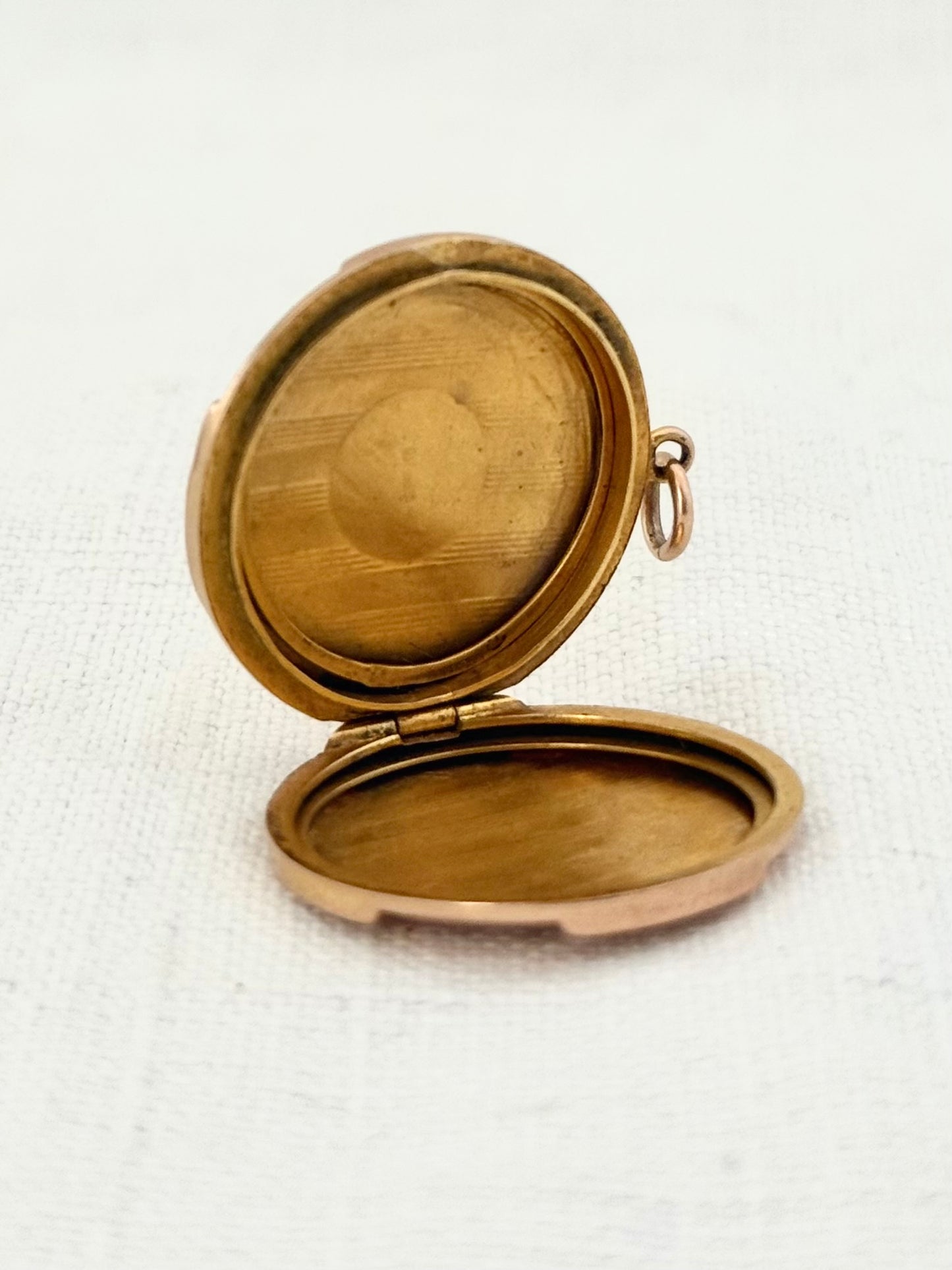 .1915 .375 .9ct antique rose gold Edwardian round pin stripe memory keepsake rose gold photo locket