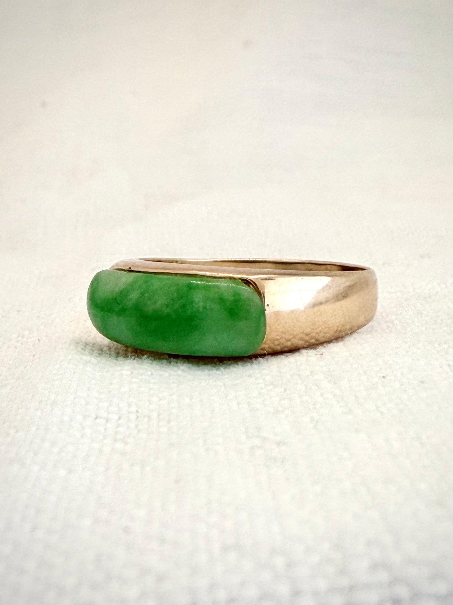 .14k .585 1970s yellow gold and Natural Jade modernist Estate saddle ring