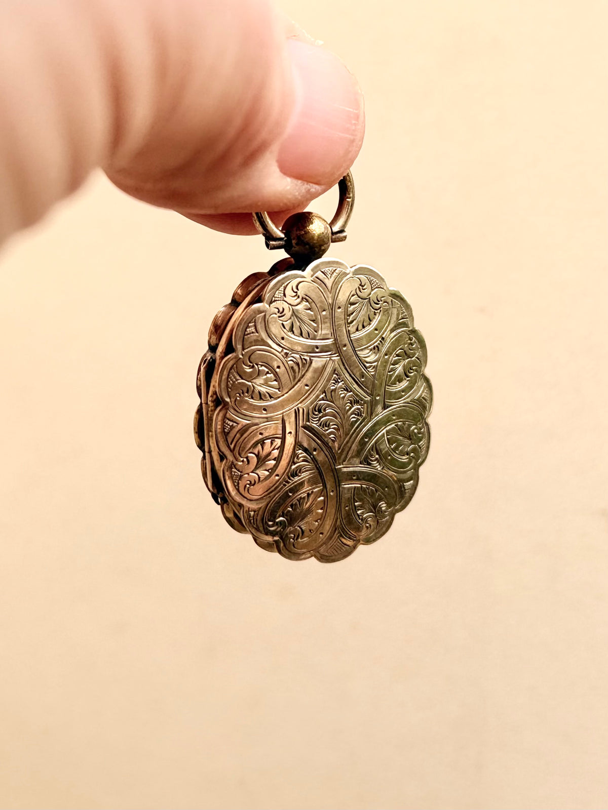 .1860s .1880s antique .375 .9ct gold Aesthetic Victorian era exquisite scallop form double sided front and back gold memento locket