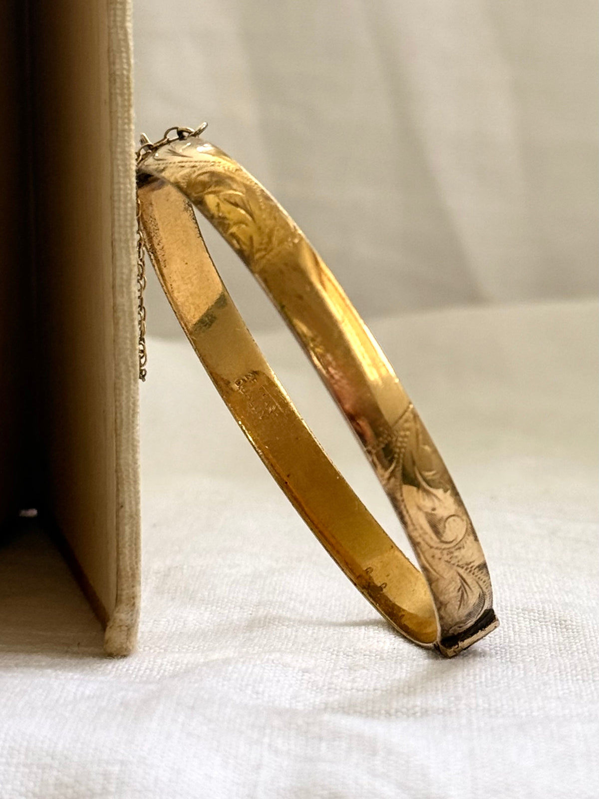 .1970s .1980s .375 .9ct gold classic luxury metal core leaf scroll engraved 9ct gold clasp bangle