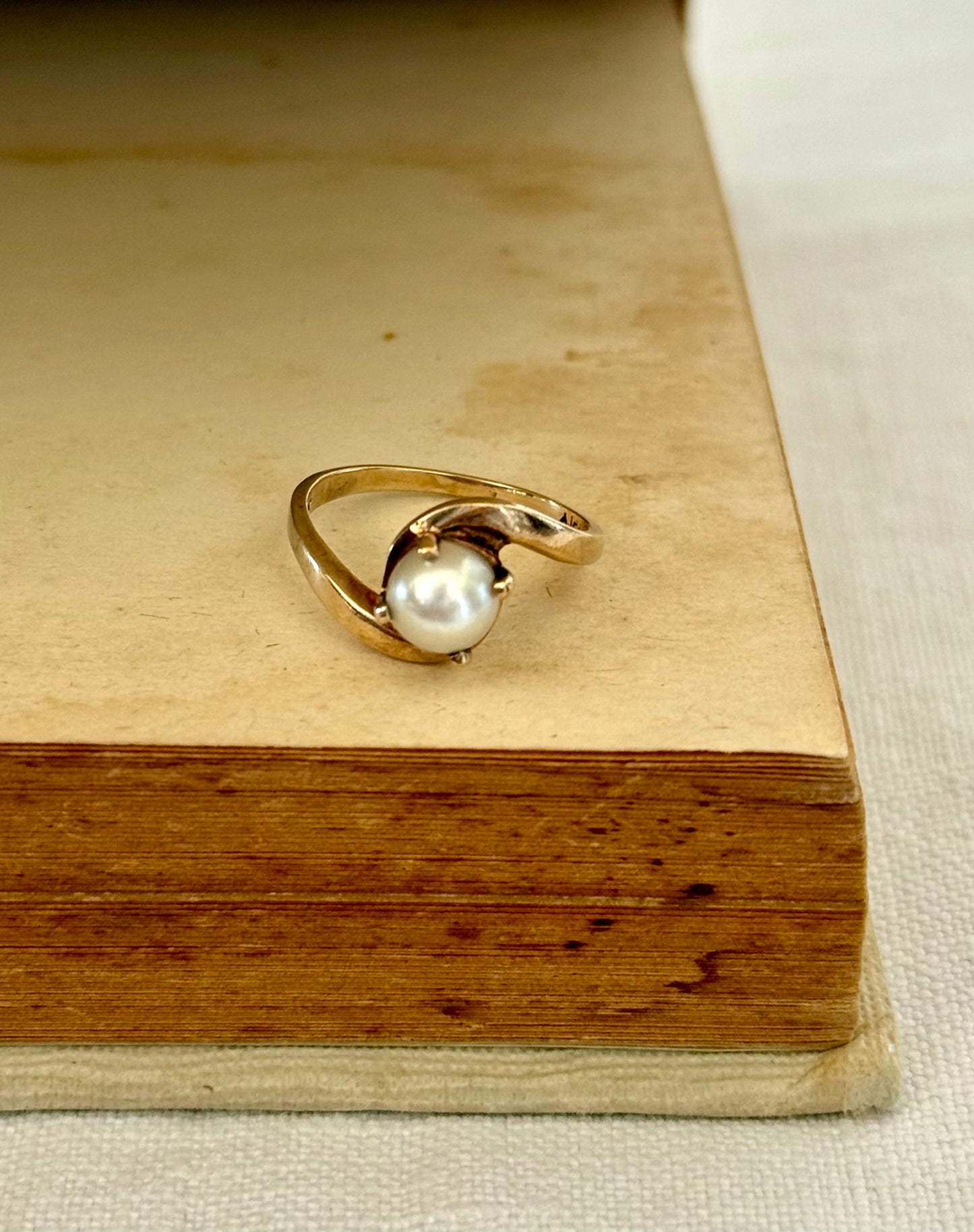 .10ct .1970s Akoya white pearl 10k yellow gold pearl bypass commitment token ring