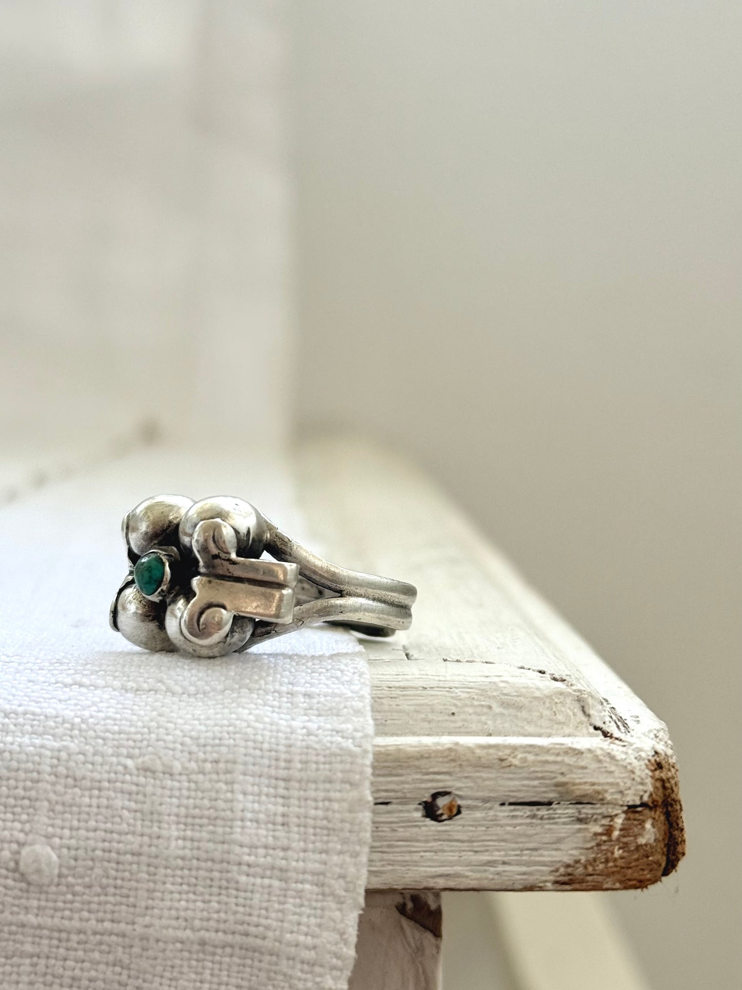 .1940s .925 old Mexico artisan hand forged, hand made architectural collectable silver Turquoise silver repousse ball ring