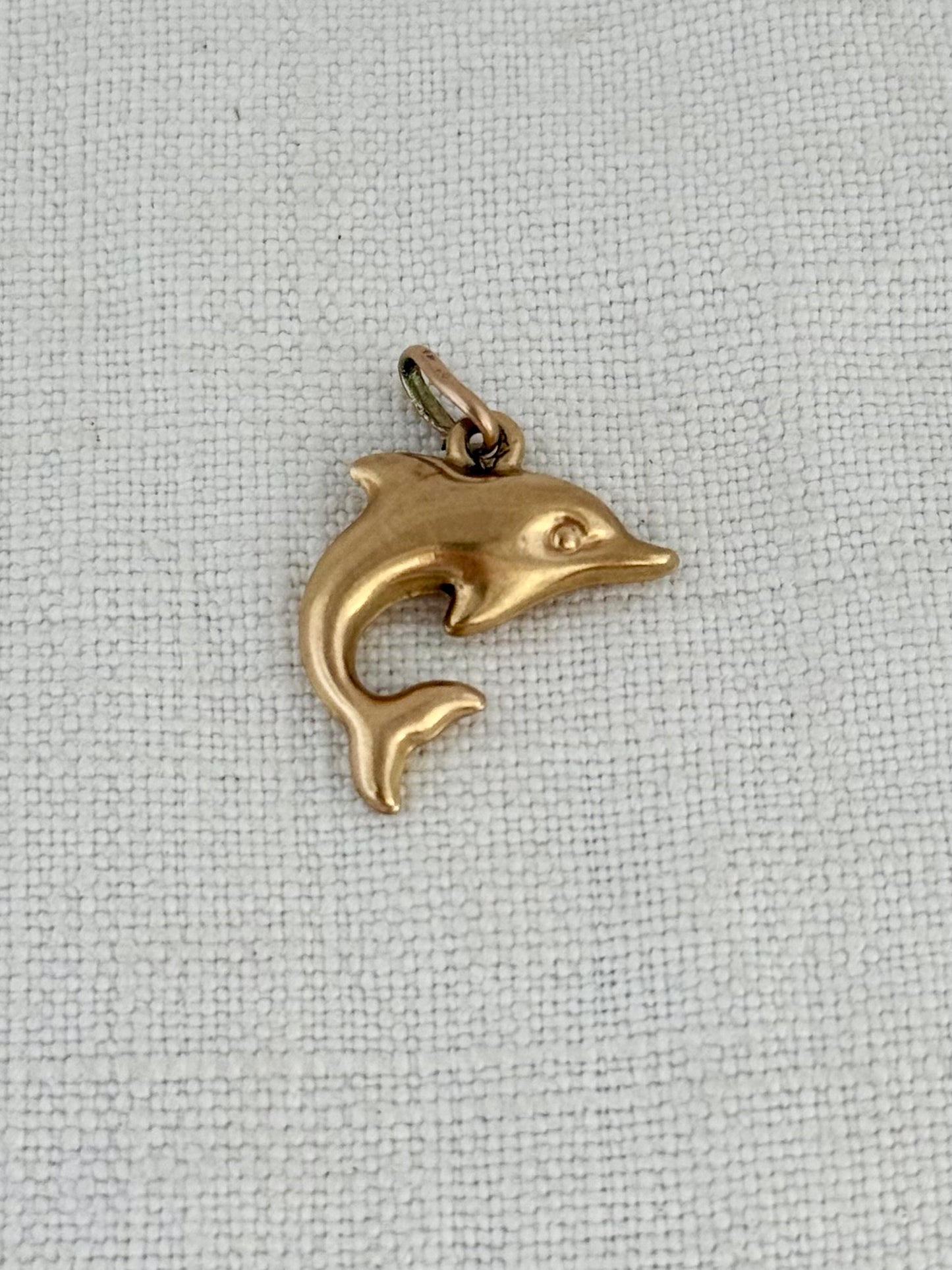 .1970s .375 .9ct well sized yellow gold dolphin charm pendant