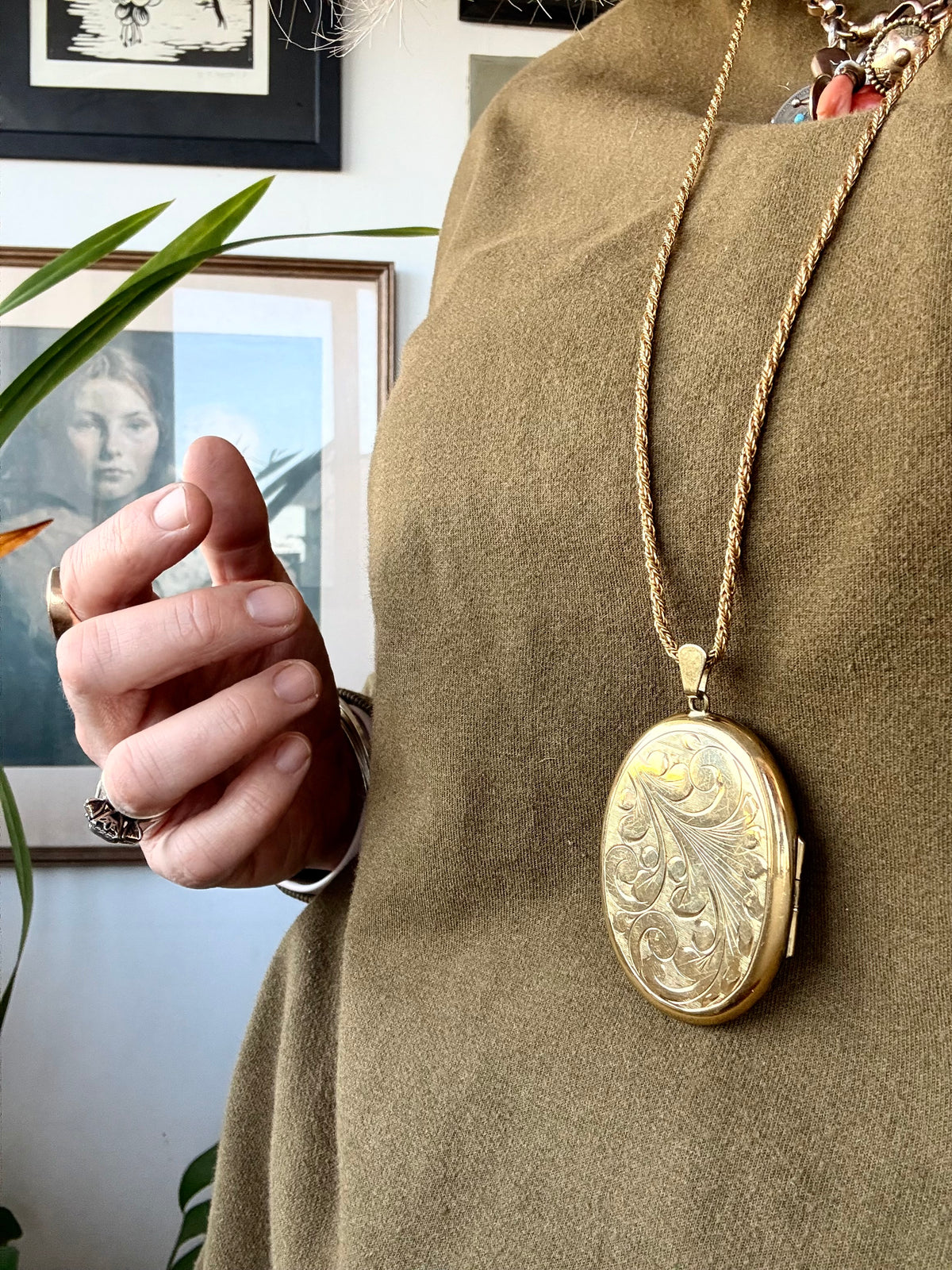 .1960s .1970s .375 .9ct gold Oversized Oval metal core photo locket pendant