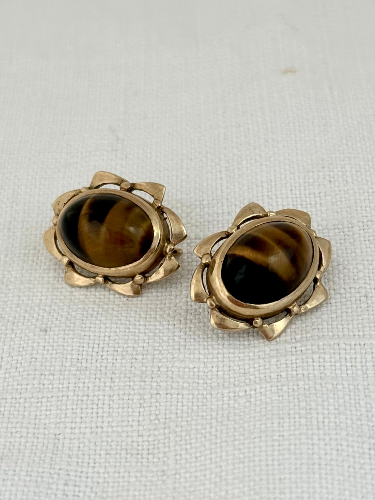 .1940s .1950s .375 .9ct gold Tigers Eye and modernist gold form drop dangle luxurious mid century modern earrings