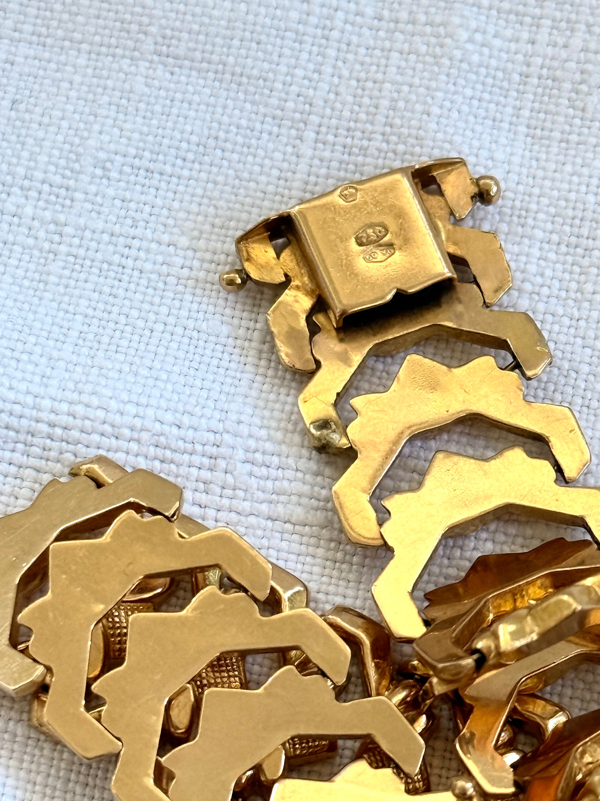 .18ct .750 Polish high carat gold geometric floral form Lotus form segment link luxury gold bracelet