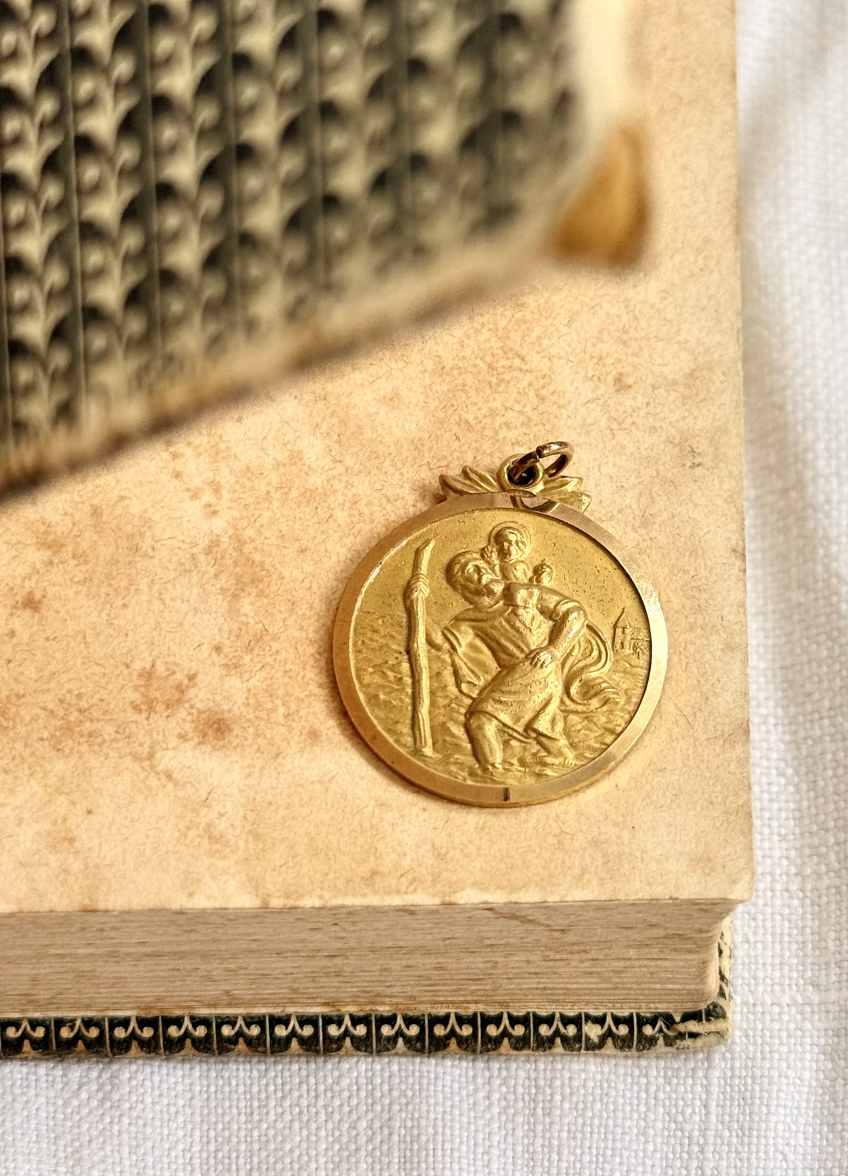 .1972 .9ct perfect Saint Christopher solid yellow gold good luck faith token medallion pendant