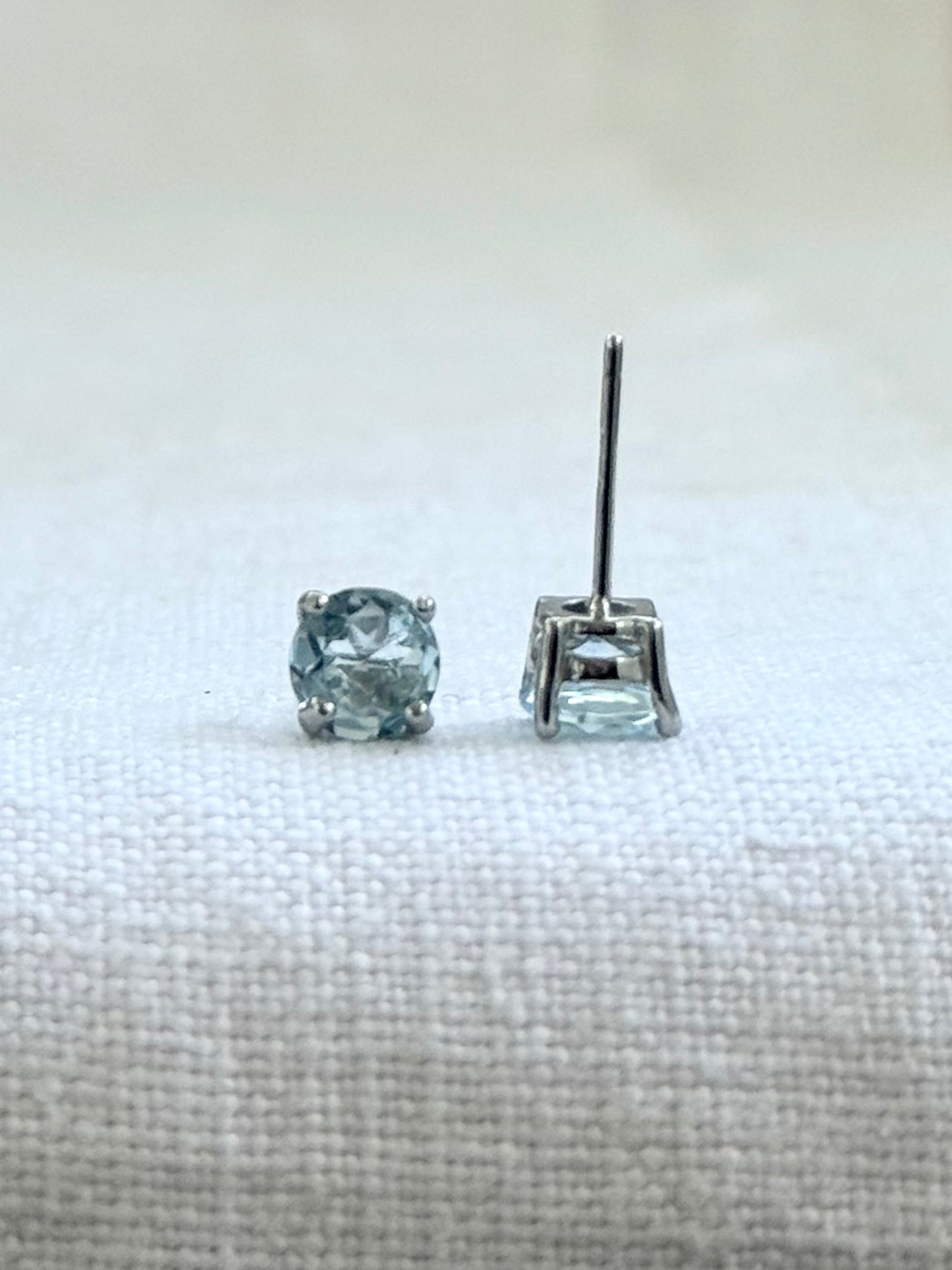 .4 claw .6mm blue Topaz .925 sterling silver stud earrings