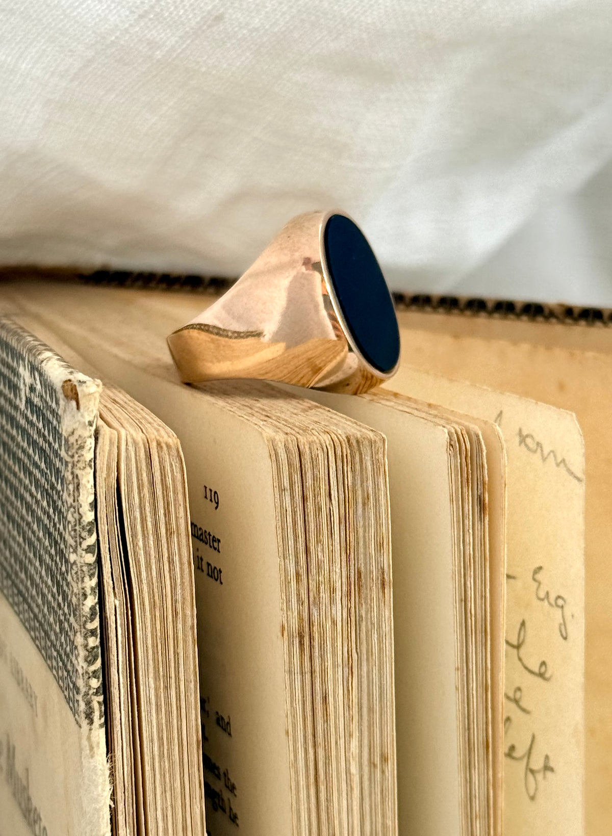 .1960s .375 .9ct black onyx large solid gold modernist oval signet seal gold heirloom unisex gold gemstone ring