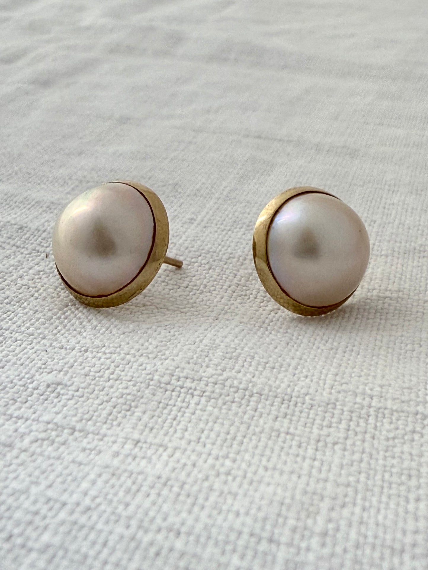 .375 14mm 1980s 9ct yellow gold luxurious and classic white Mabe pearl well sized retro classic post stud gold Mabe pearl earrings