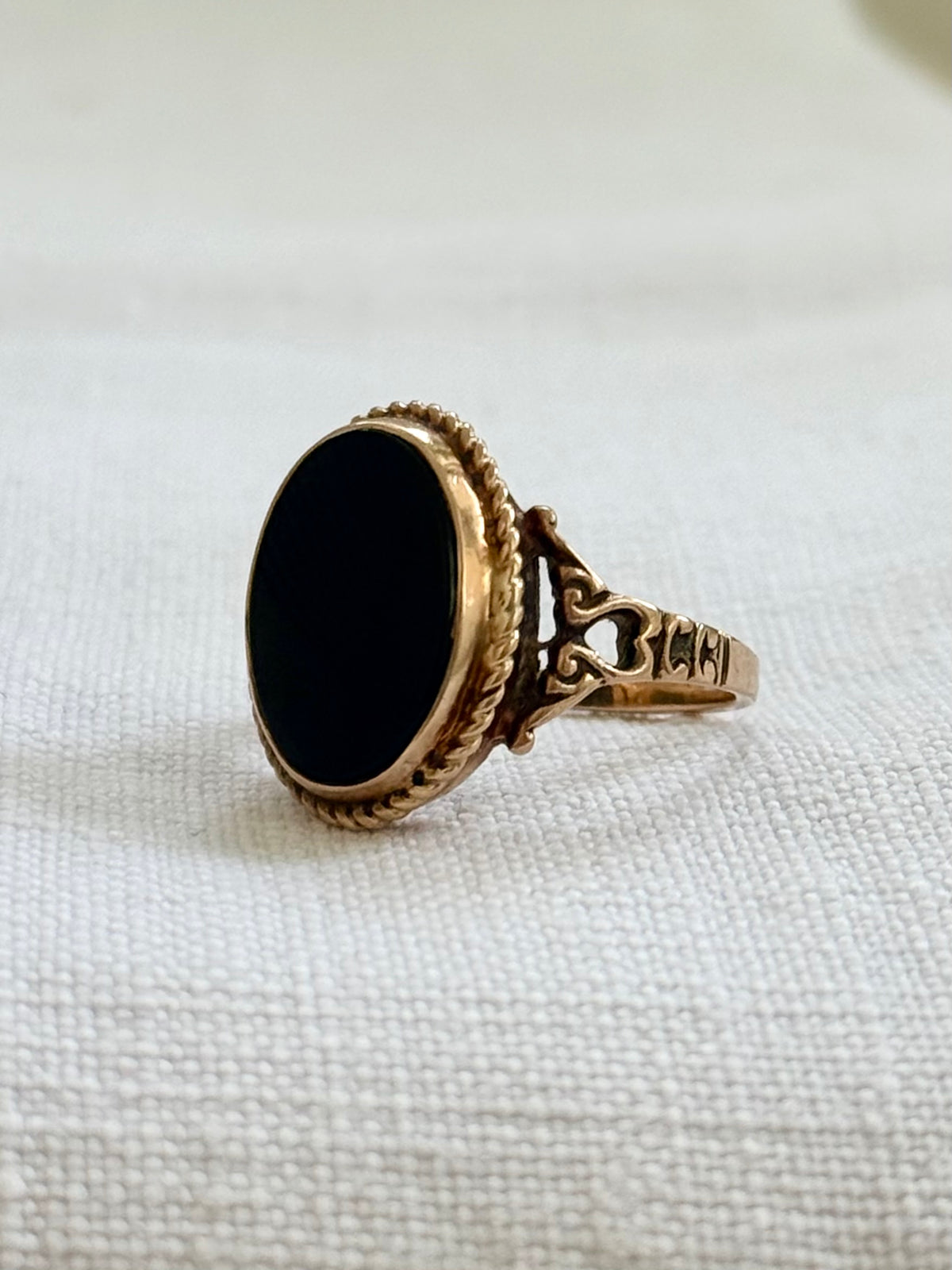 .1920s .1930s .375 .9ct late Art Deco solid gold and onyx gemstone classic Signet rose gold signet ring
