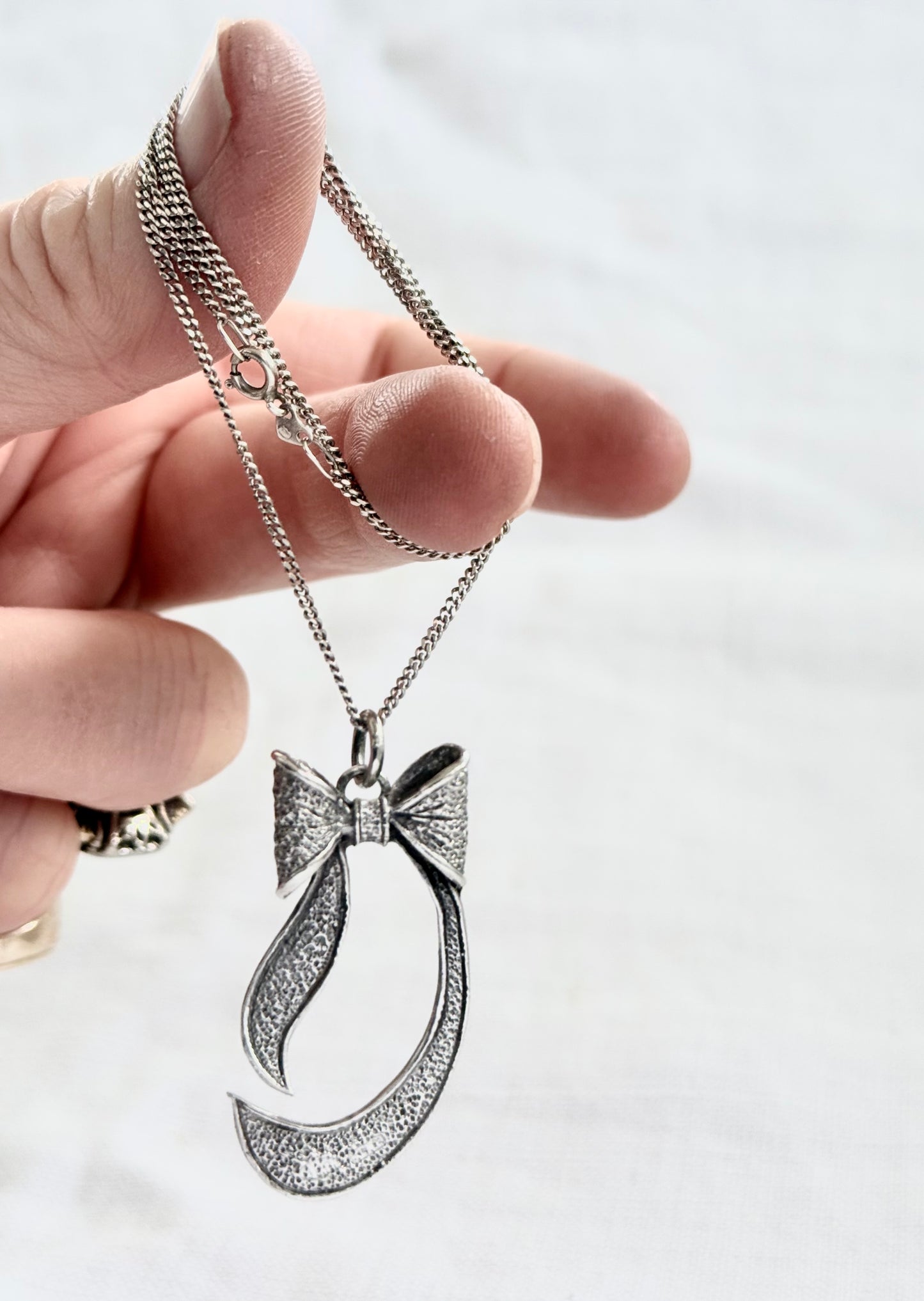 .1950s .47cm long .925 Bow Ribbon romantic Italian made sterling silver pendant on 47cm silver chain