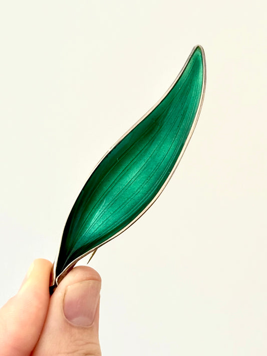 .1940s .1950s .925 Anre Nordlie Norwegian Scandinavian green guilloche enamel leaf sculptural collectors brooch pin