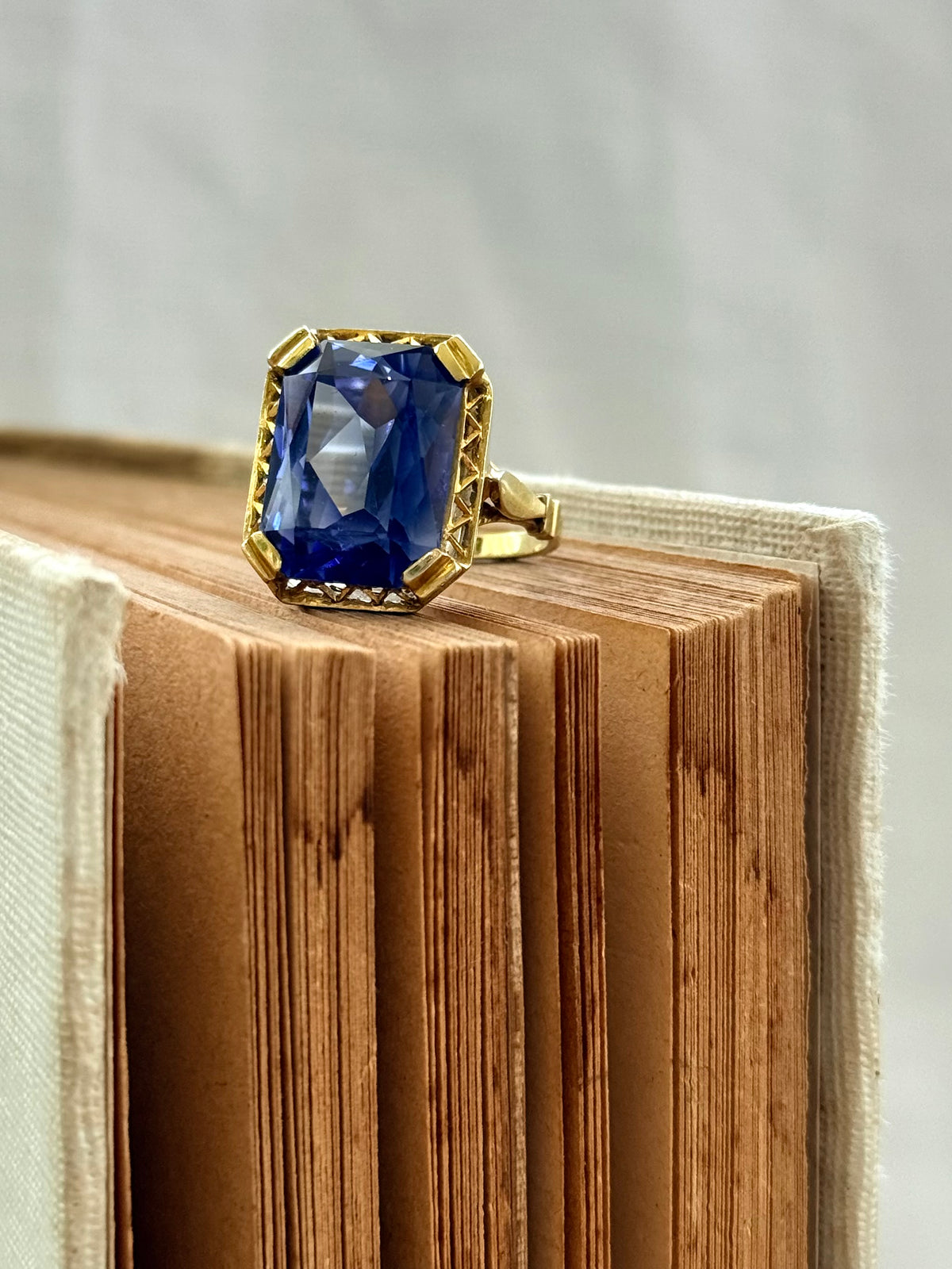 .18ct .1920s .1930s luxurious .750ct sapphire blue Corundum gemstone high carat gold large cocktail dress ring