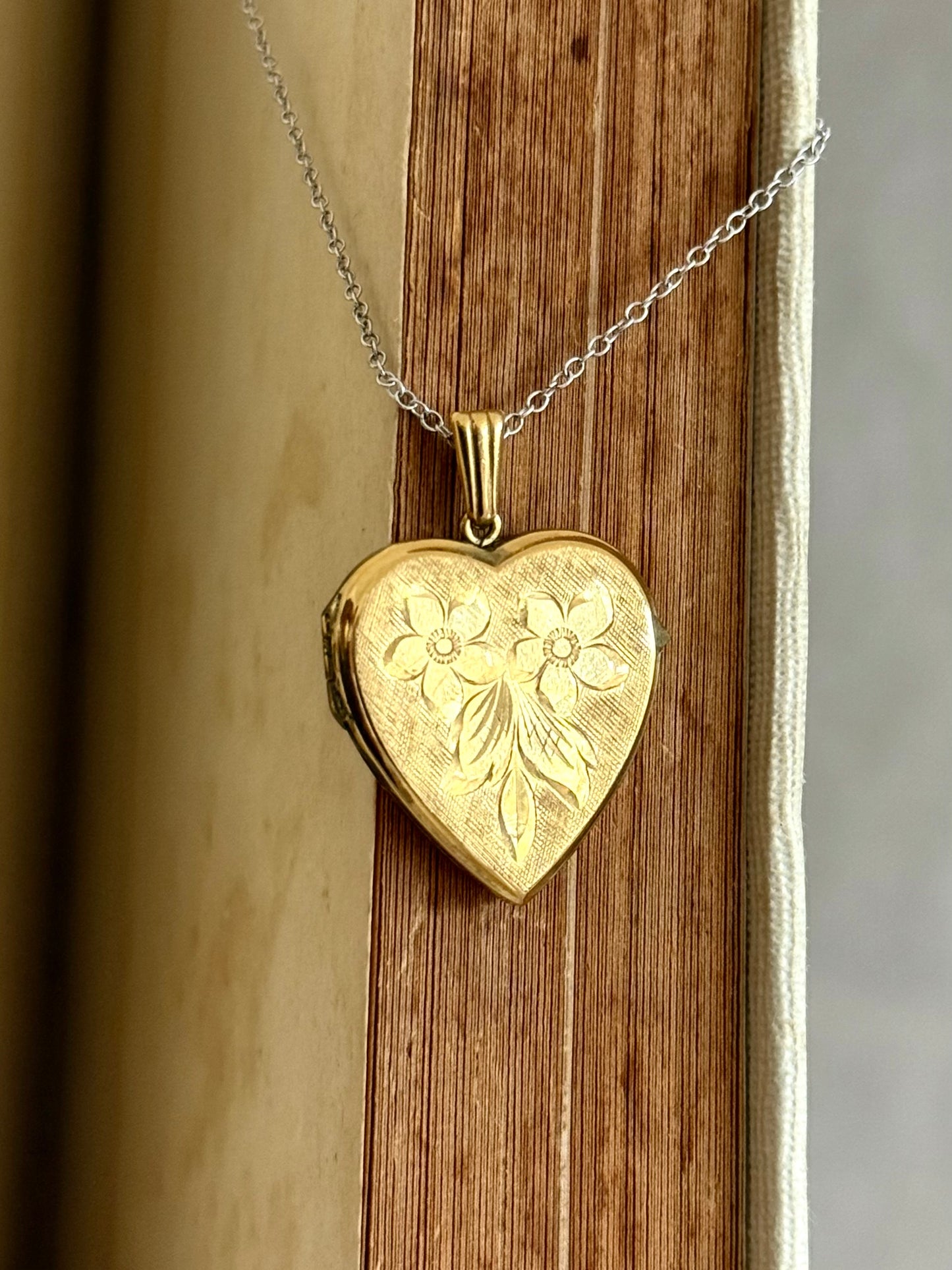 .1940s .1950s .9ct gold heart locket Romantic floral engraved front and back gold marked sentimental love token locket pendant
