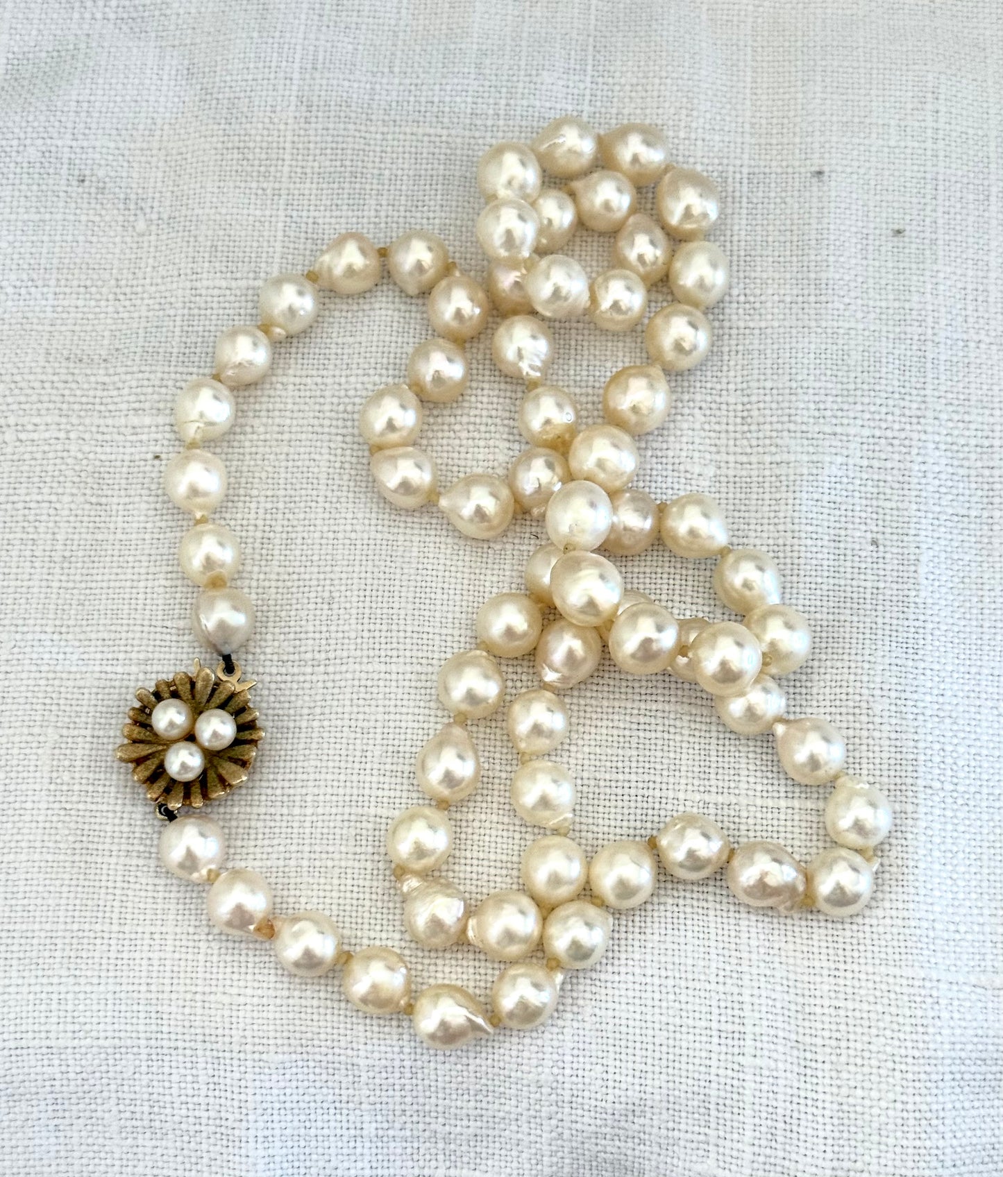 .1950s .375 .9ct heirloom gold clasp and luscious pearlescent pearl string necklace