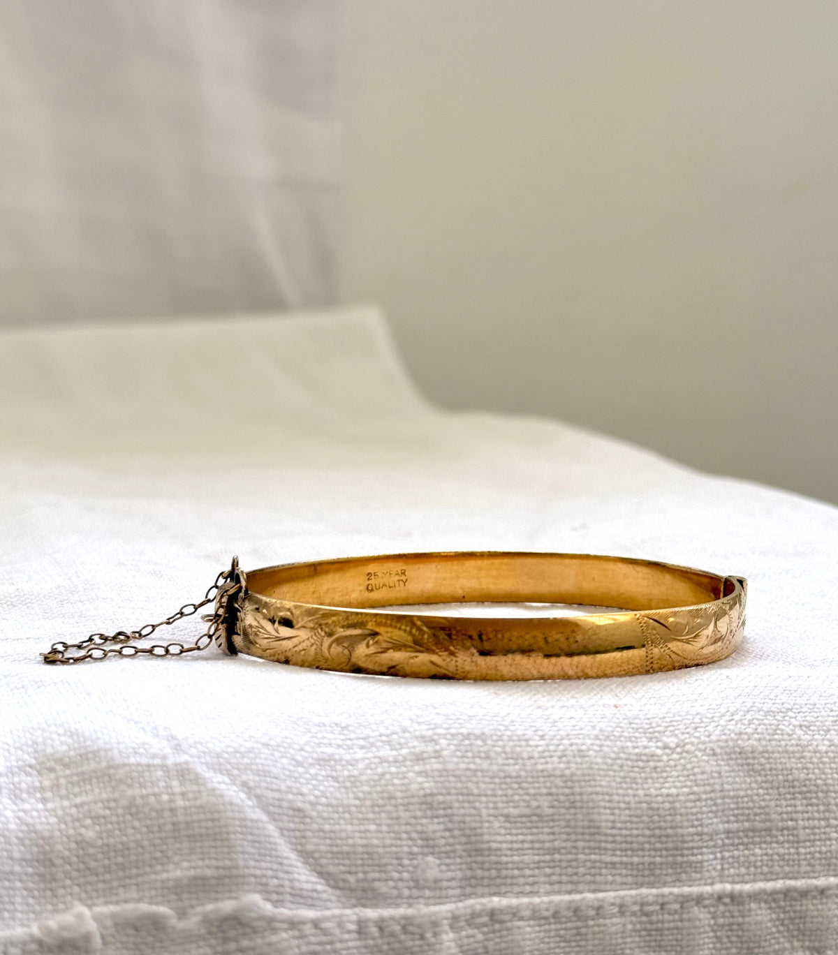 .1970s .1980s .375 .9ct gold classic luxury metal core leaf scroll engraved 9ct gold clasp bangle