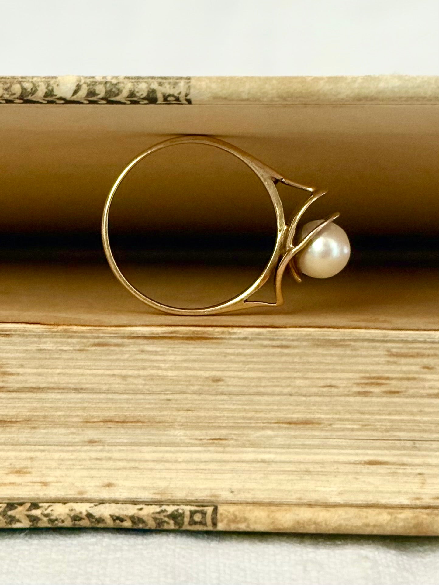 .1970s .375 .9ct Akoya white pearl Architectural free form yellow gold pearl cocktail ring dress ring