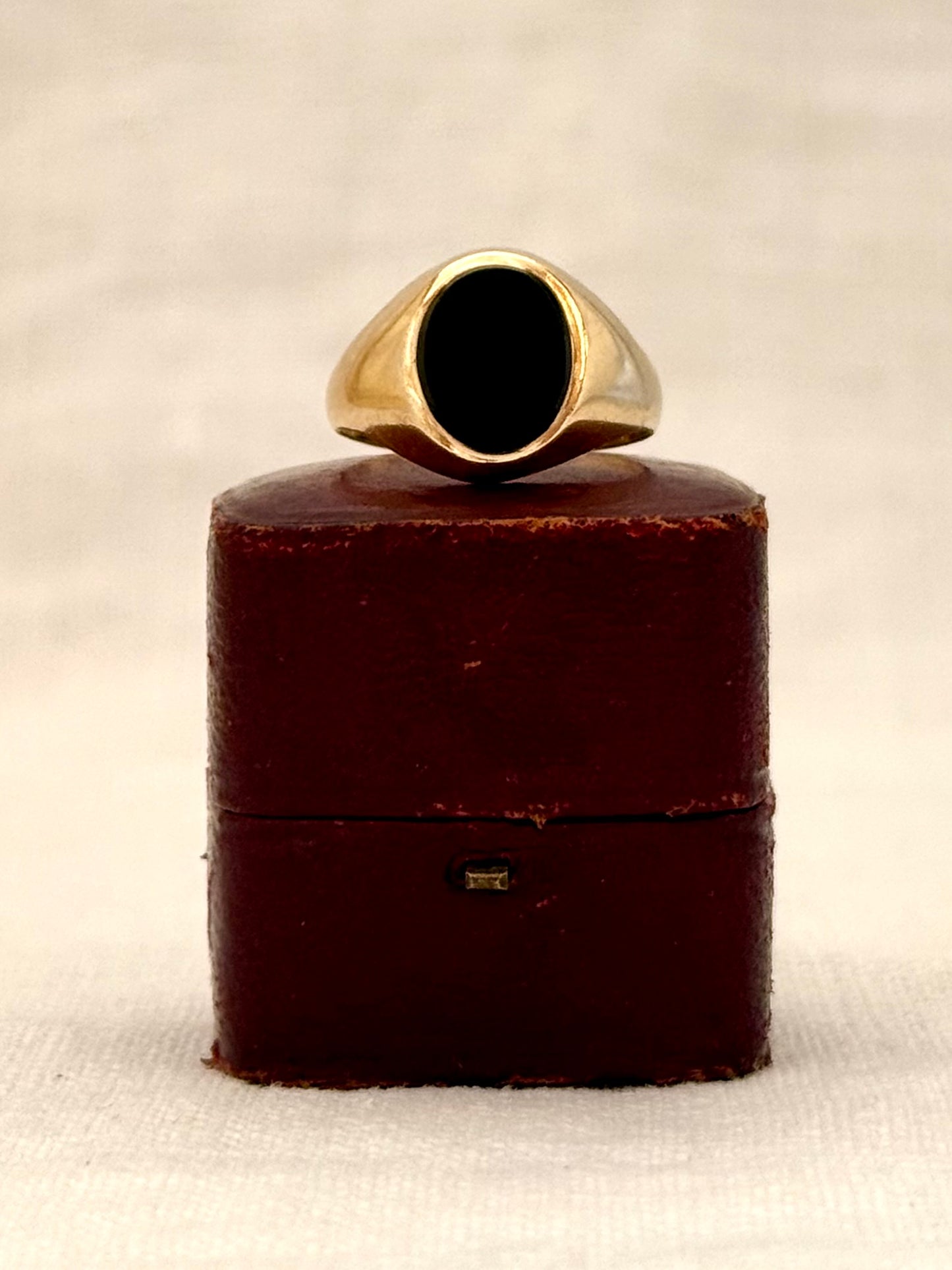 .1979 .375 .9ct black onyx gemstone modernist hallmarked 9ct gold oval signet seal unisex pinky ring