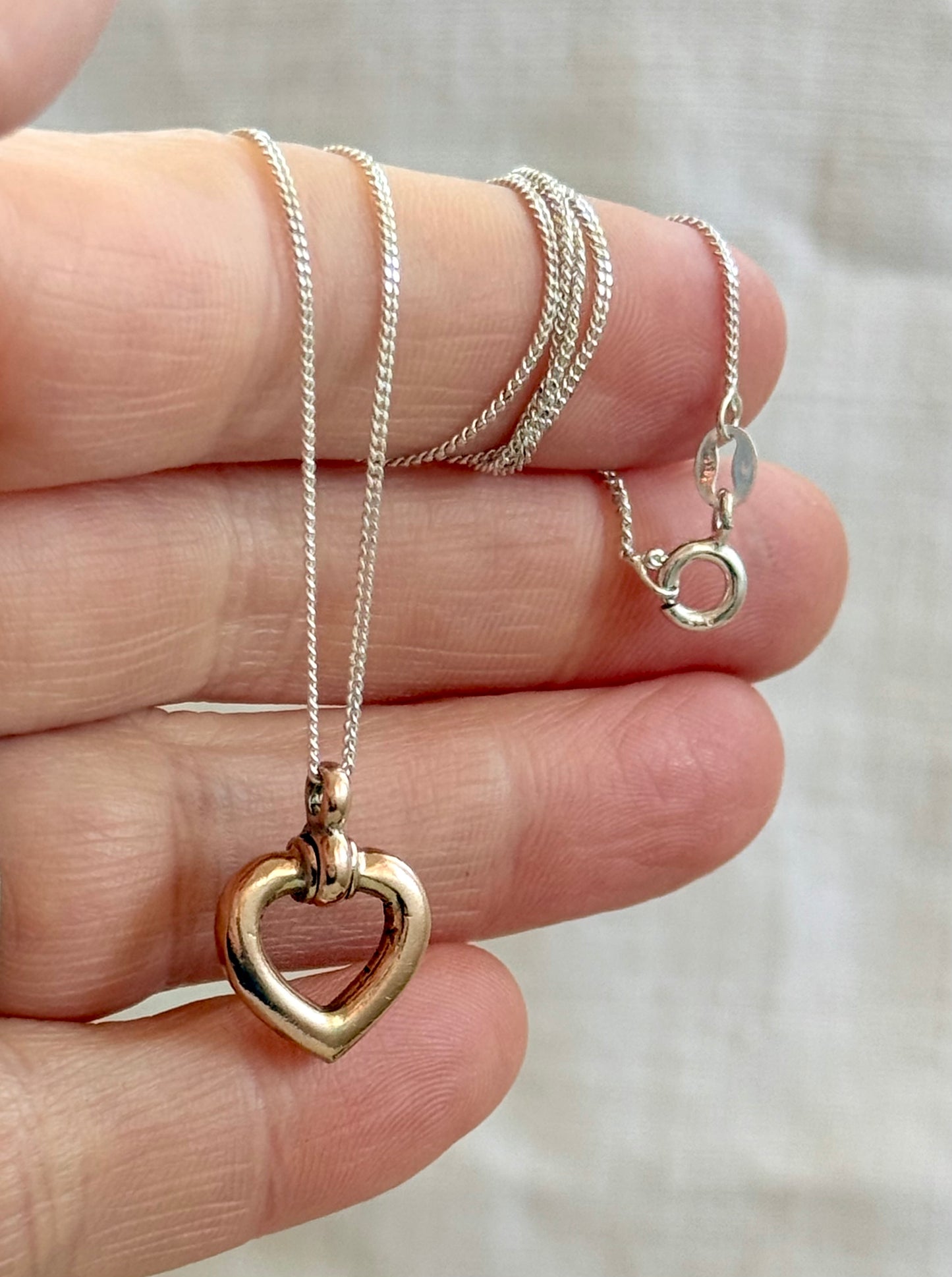 .1900s .375 .9ct solid gold heart pendant on sterling silver chain necklace