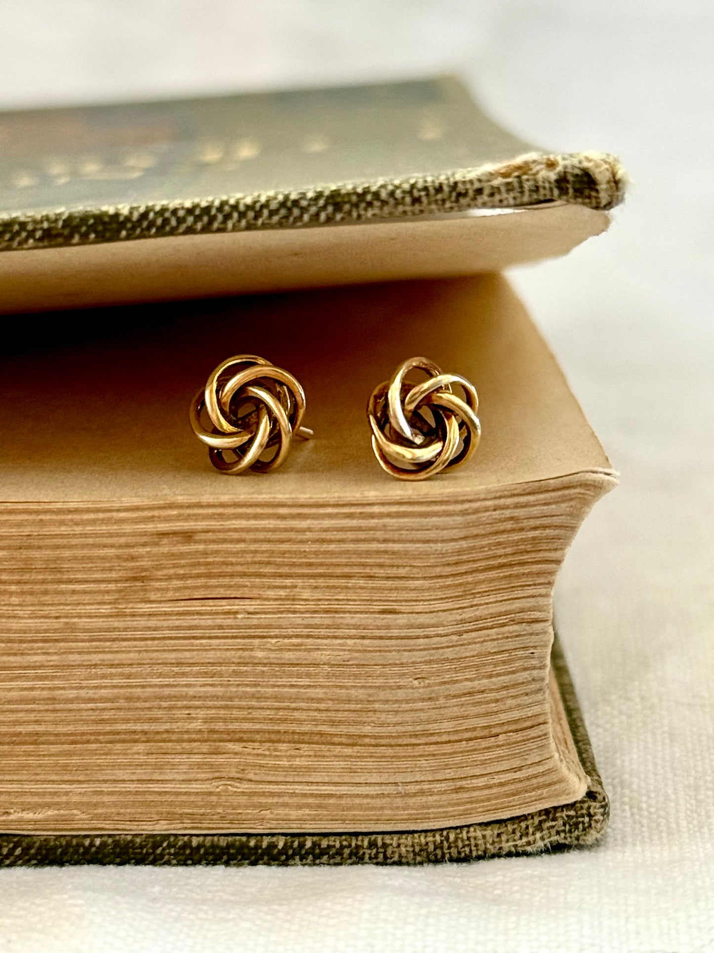 .375 .9ct gold lover’s knot luxury gold post stud earrings